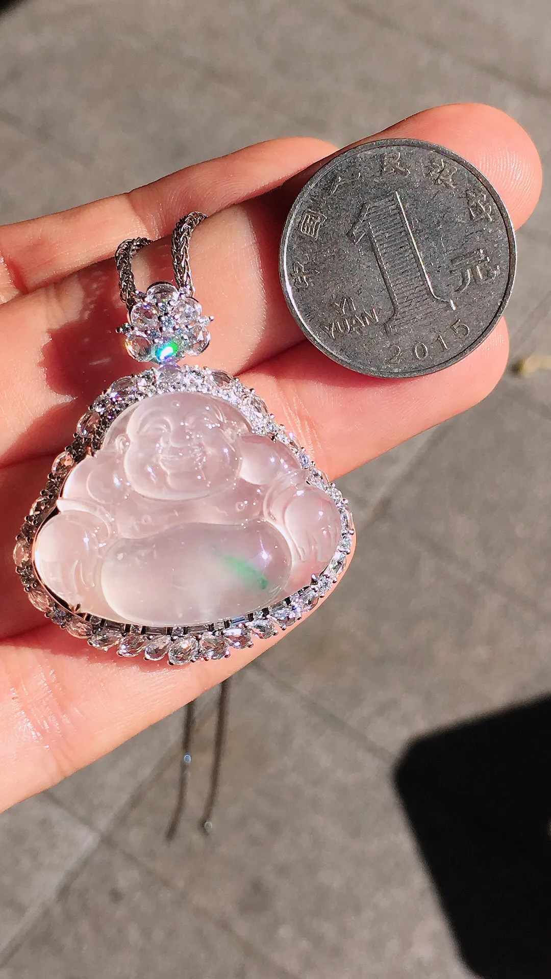 冰飘绿佛公吊坠，色泽艳丽，玉质细腻，荧光感超
强，饱满圆润，尽显优雅气质，18k
金豪华镶嵌