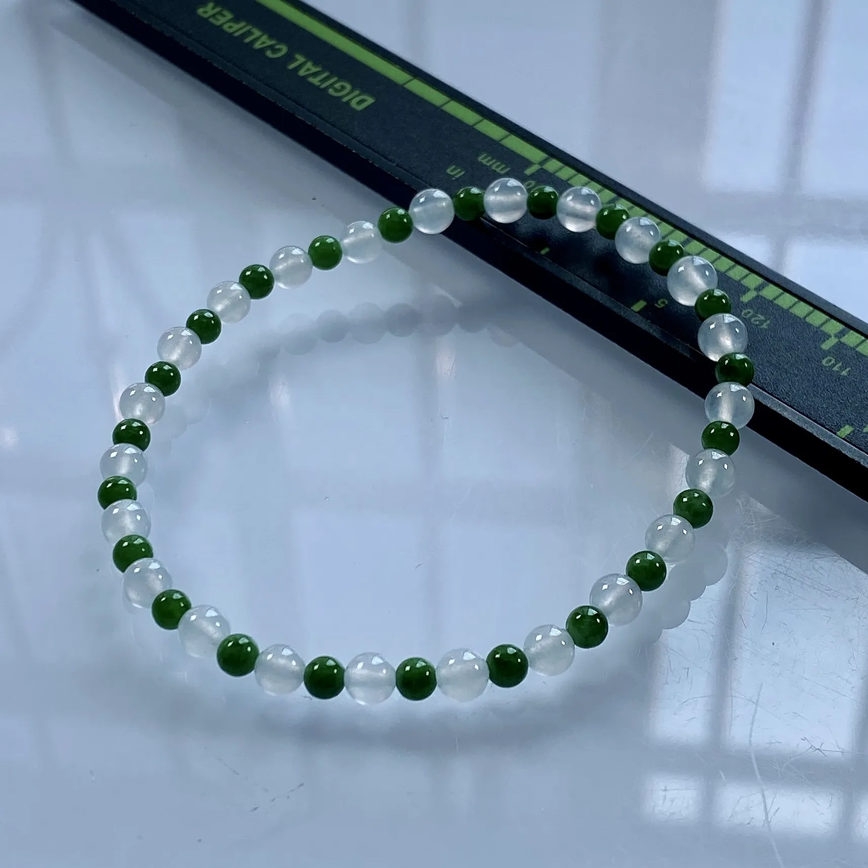 缅甸天然翡翠A货，卡4.6冰种起胶双彩小圆珠手串手链，尺寸：白珠4.6mm/23颗，绿珠3.6mm/23颗，重量：5.69g