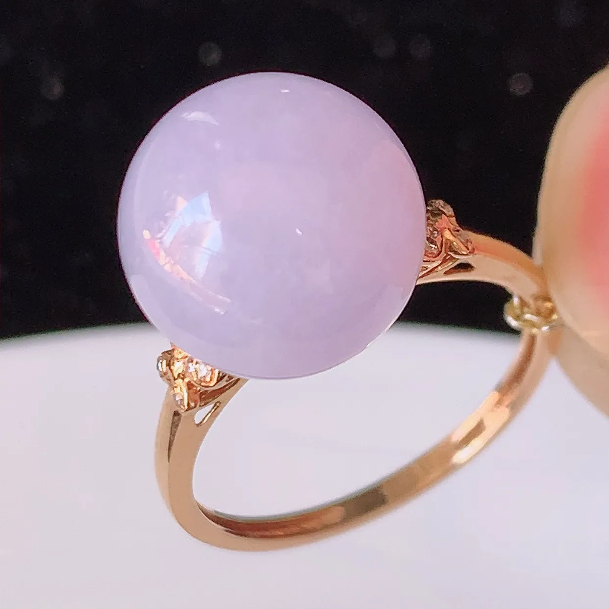 自然光实拍 18K金精工镶嵌紫罗兰翡翠圆珠戒指，玉质细腻，翡翠色泽均匀，艳丽饱满，款式高贵大气，上手