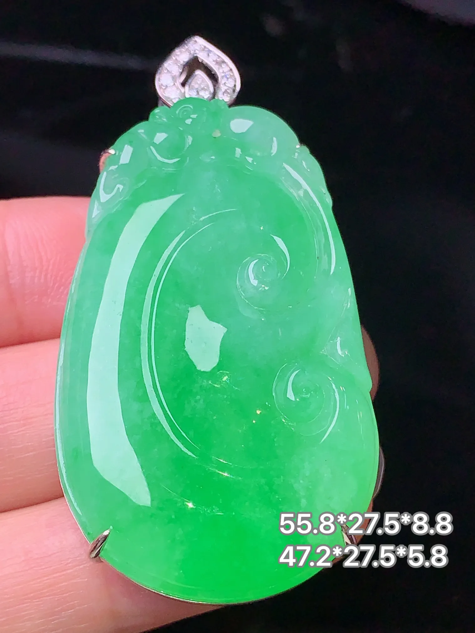 18k金钻镶嵌翠绿如意吊坠 玉质细腻 色泽清新艳丽 整体尺寸55.8*27.5*8.8