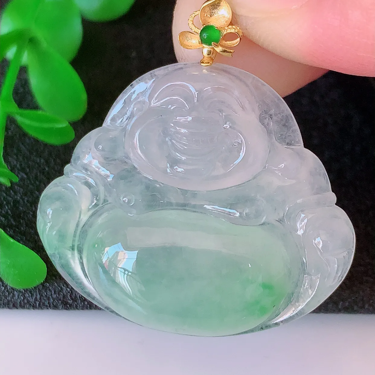 自然光实拍，18K金镶嵌冰种飘绿翡翠佛公吊坠，饱满， 佛公亦保平安，寓意有福（佛公）相伴，品相佳，配