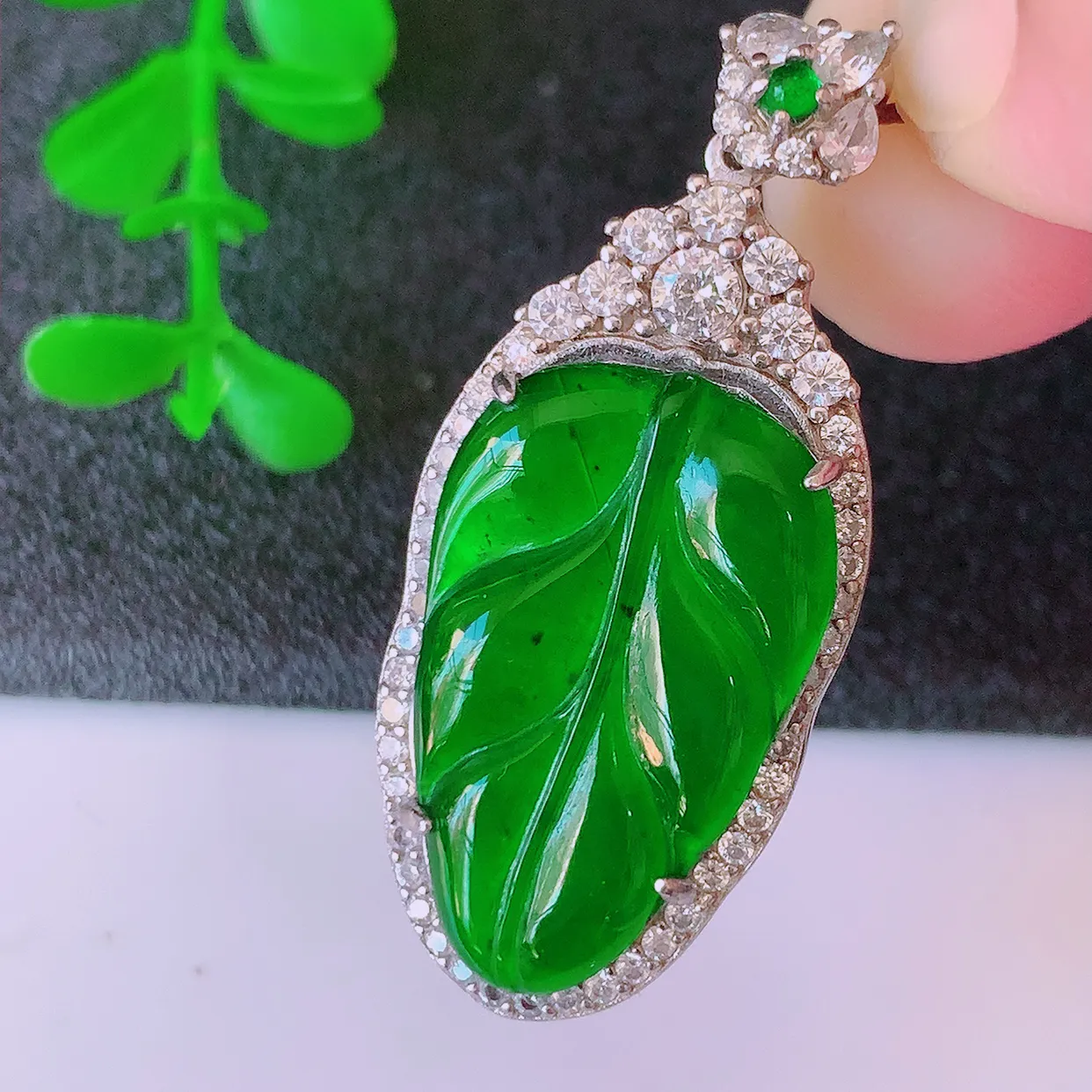 冰透满绿翡翠925银镶嵌叶子吊坠，自然光实拍，翠色灵动，颜色漂亮，种老水足，品相佳，佩戴佳品！#97.15整体40-16.8-7.8裸石23.5*14.5