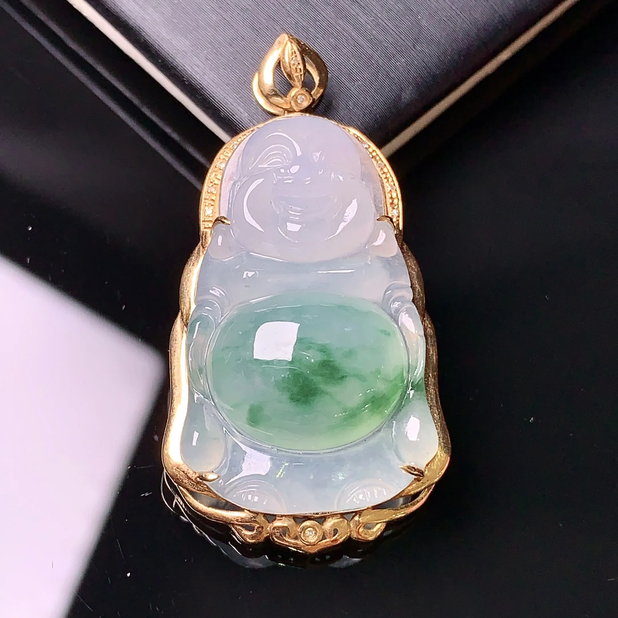 18k金钻镶嵌飘绿佛公吊坠 玉质细腻 色泽清新艳丽 整体尺寸38*20*8.6