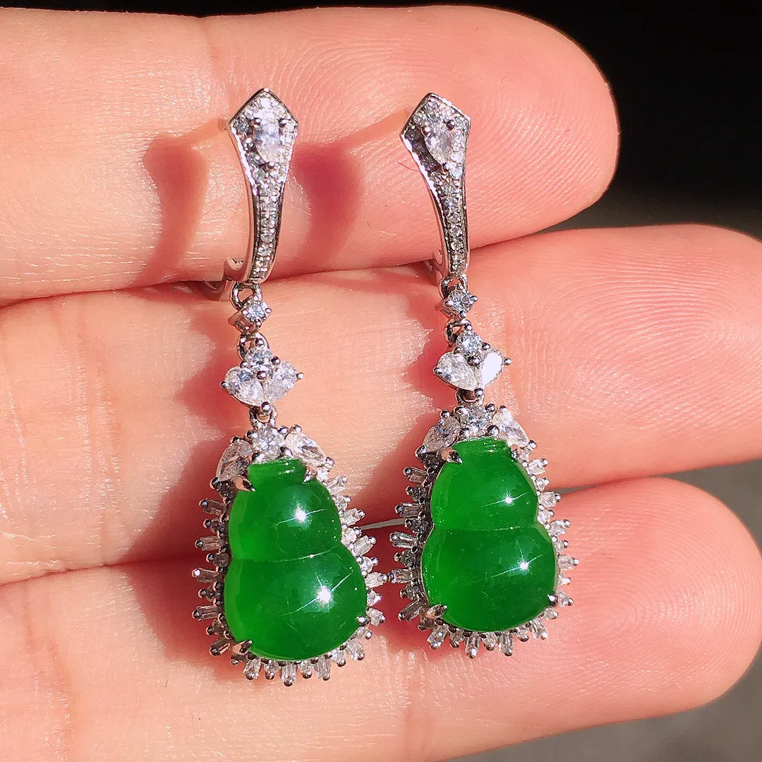 阳绿葫芦耳坠，色泽均匀艳丽，玉质细腻，荧光感超
强，饱满圆润，尽显优雅气质，18k
金豪华镶嵌