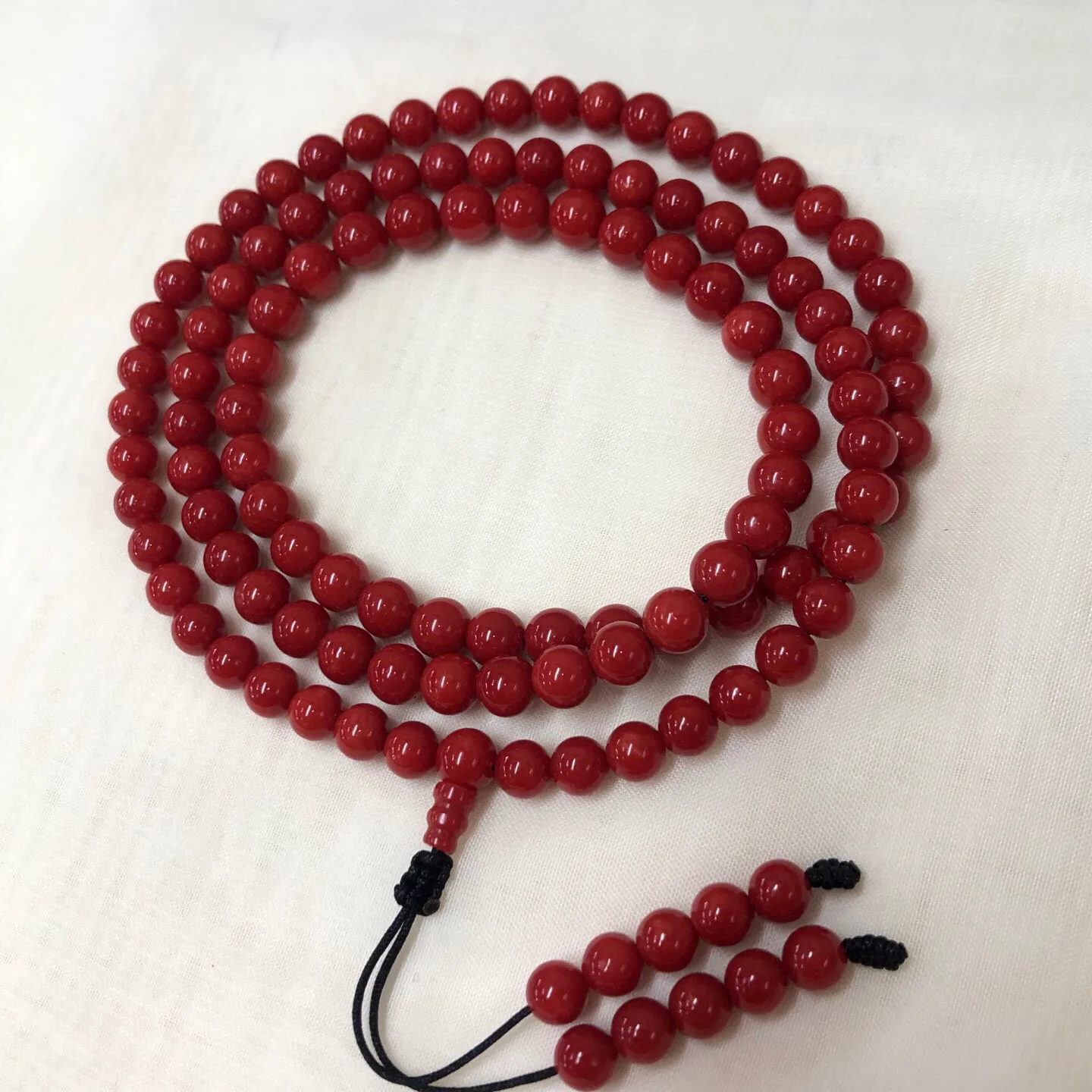 【牛血7mm圆珠红珊瑚108大佛珠串】传承精品！科西卡材料，西班牙产地。牛血红颜色，珠子直径7.1-6.2mm左右！108粒加佛头弟子珠共120粒，可作念佛珠串，每料珠子均为天然珊瑚，珊瑚自古就为佛教珍宝，大师，高僧的喜爱之物！可加持，可守护！深海千年有机宝石，重量为45.79克！