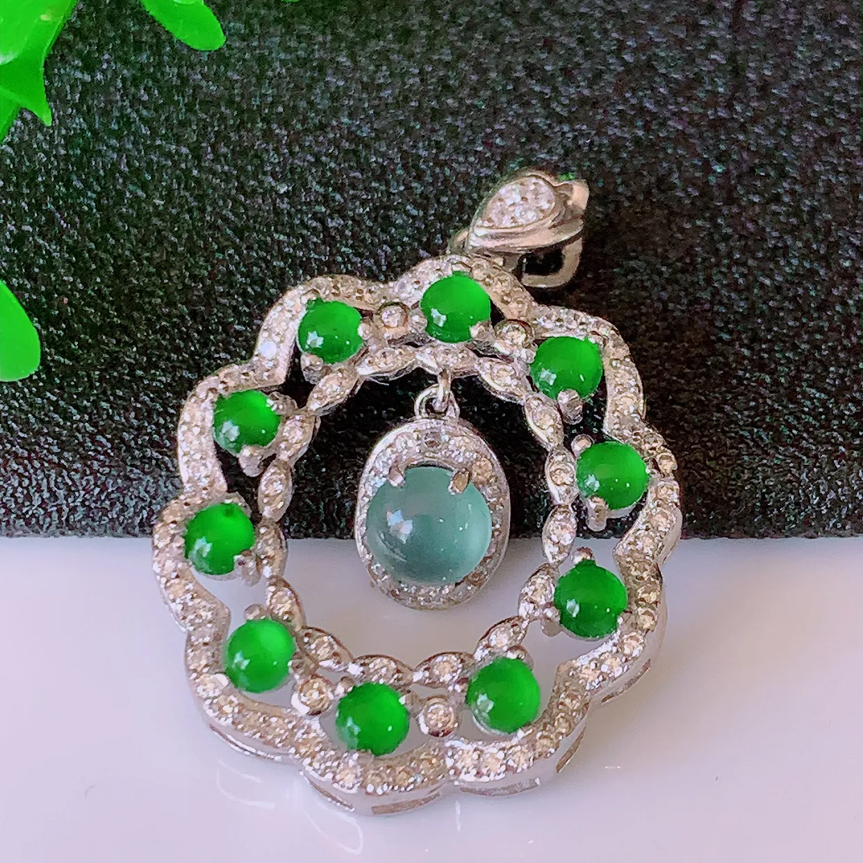 冰透满绿翡翠925银镶嵌吊坠，自然光实拍，翠色灵动，颜色漂亮，种老水足，品相佳，佩戴佳品！#97.1