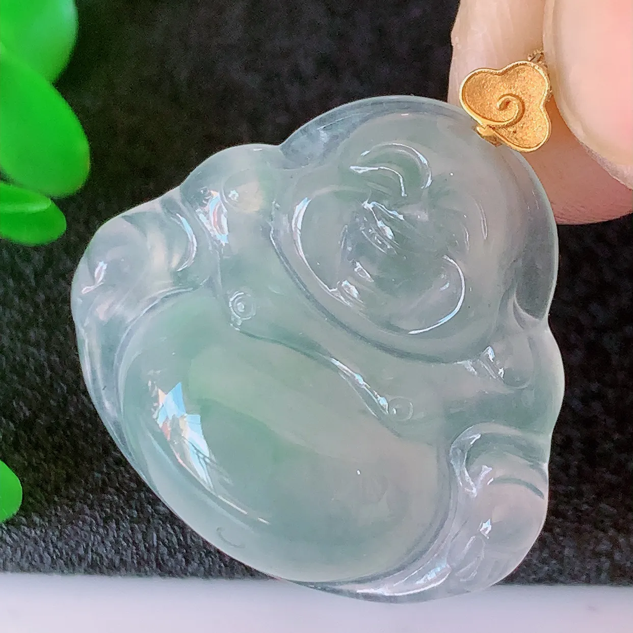 自然光实拍，18K金镶嵌冰种飘花翡翠佛公吊坠，饱满， 佛公亦保平安，寓意有福（佛公）相伴，品相佳，配戴优雅迷人！#1.15整体29裸石26.5*25*6.2