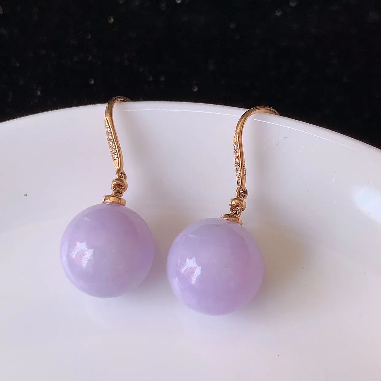 自然光实拍 18k金镶嵌紫罗兰翡翠圆珠耳坠，沁人心脾，豪华镶嵌而成，耳坠佩戴效果大气出众，尽显气质。种水好，胶感足，颜相当漂亮，高性价比，值得入手品鉴！#83.15耳坠整体长29.5裸石12.5