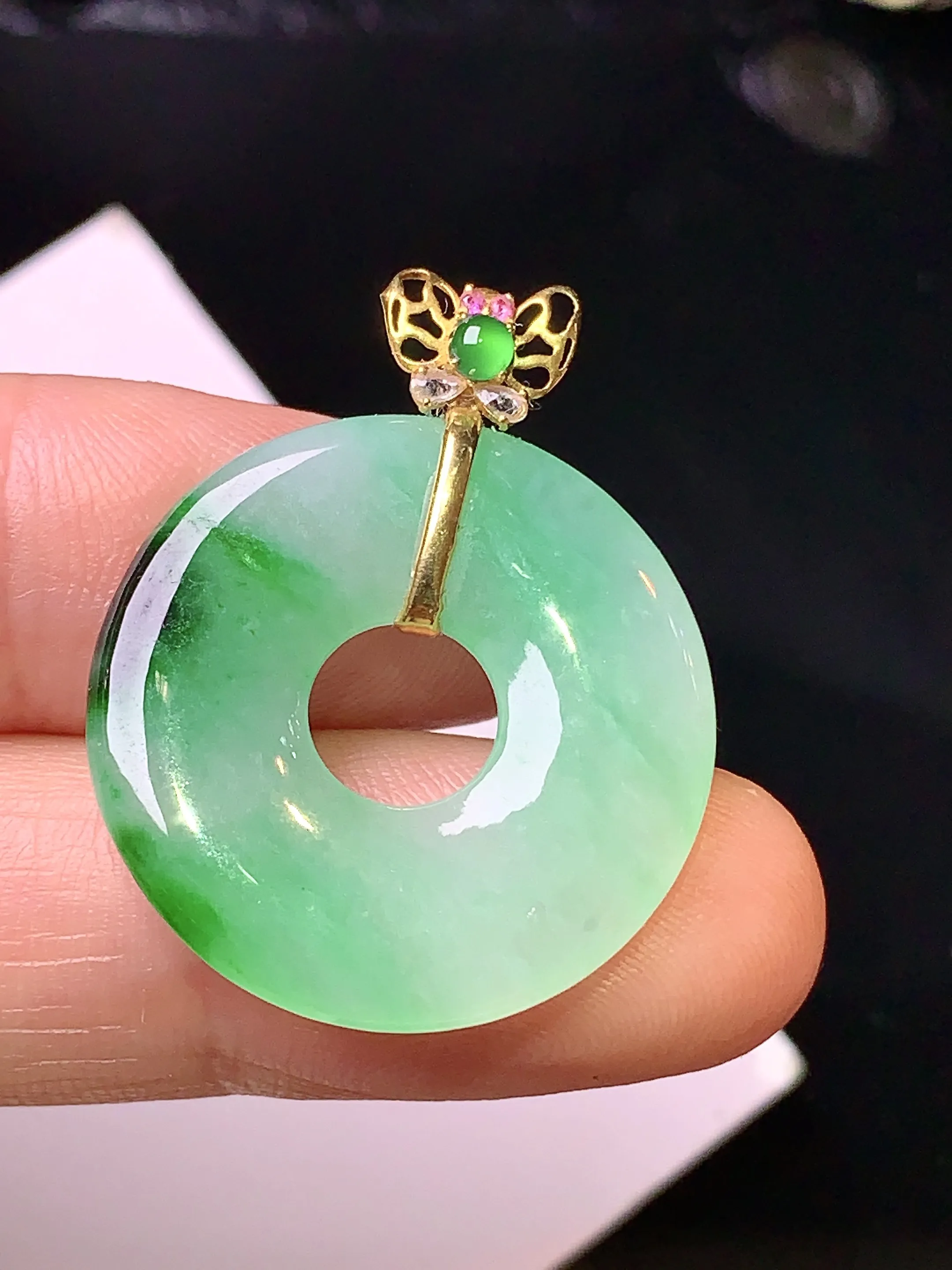18k金镶嵌飘绿平安环吊坠 玉质细腻 色泽清新艳丽 整体尺寸29.8*23.8*3.5
