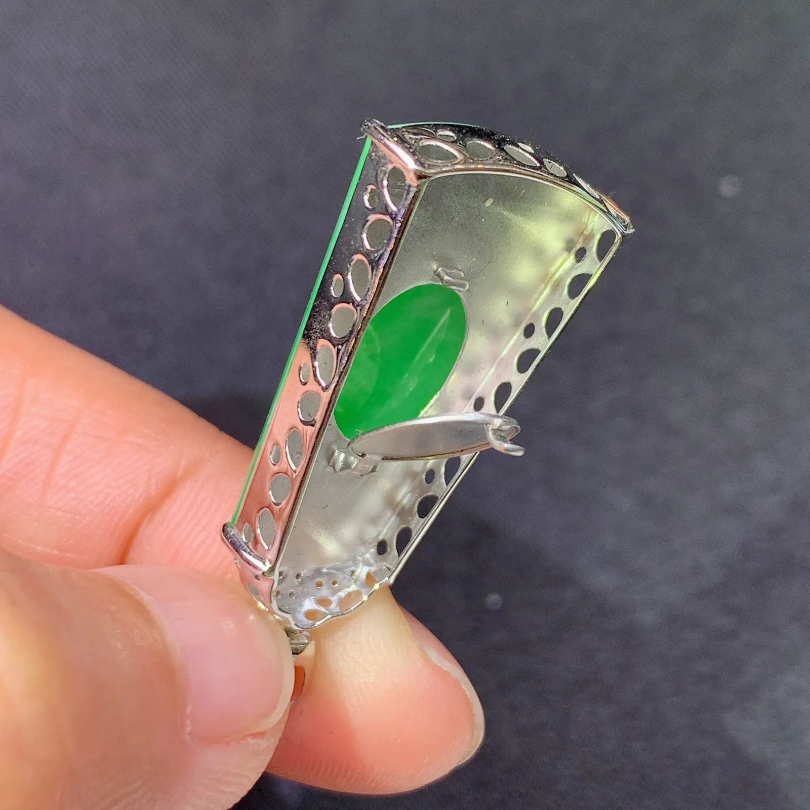 阳绿无事牌吊坠，18k金镶嵌，冰润色阳，种老水足 尺寸35.6*16.8*4.9