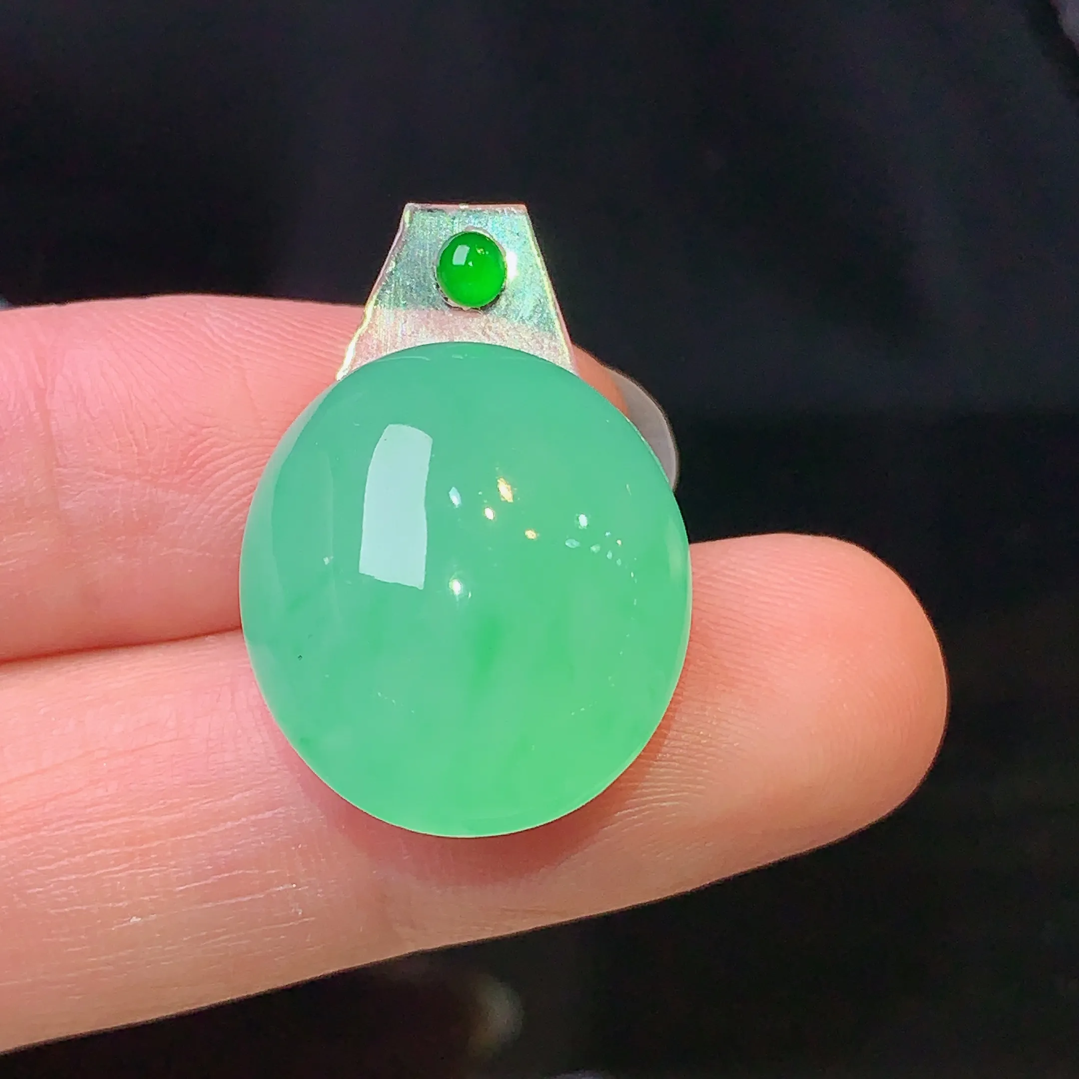 镶嵌款 翠绿蛋面吊坠 玉质细腻 色泽清新艳丽 整体尺寸19.3*17*8