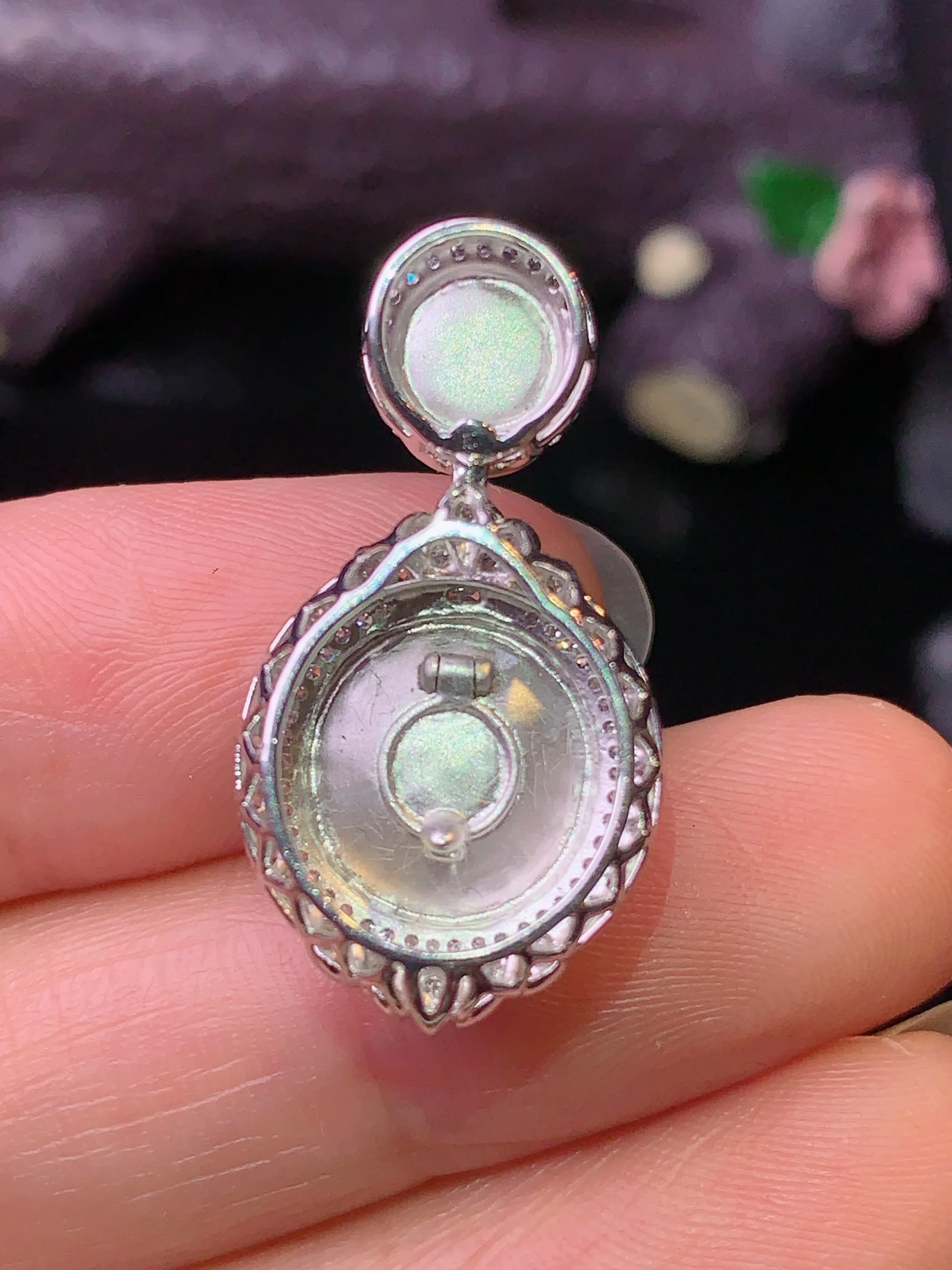 18k金钻镶嵌翠绿蛋面吊坠 玉质细腻 色泽清新艳丽 整体尺寸27.3*14.2*11.2