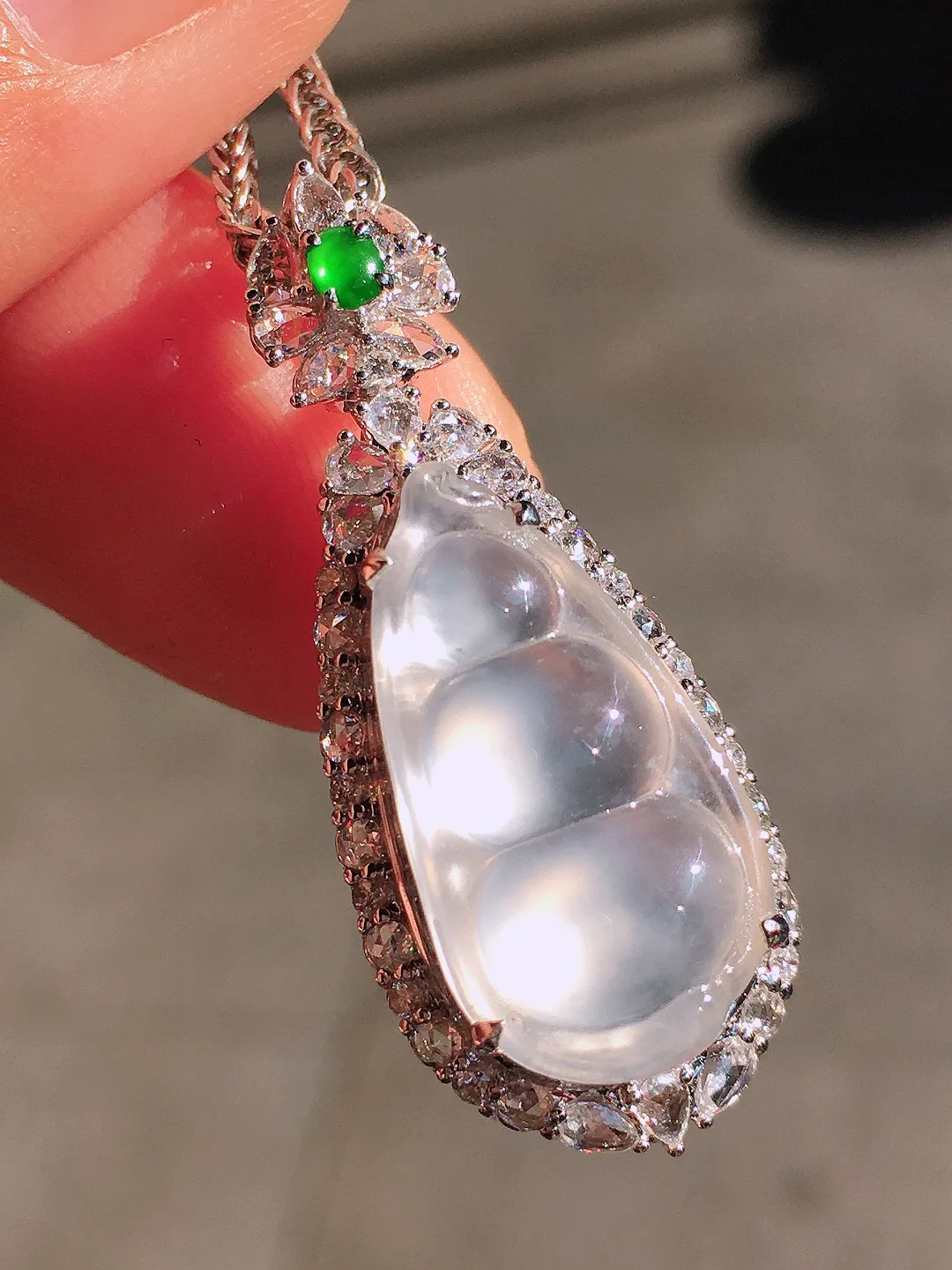 玻璃种福豆吊坠，玉质细腻，荧光感超
强，饱满圆润，尽显优雅气质，18k
金豪华镶嵌