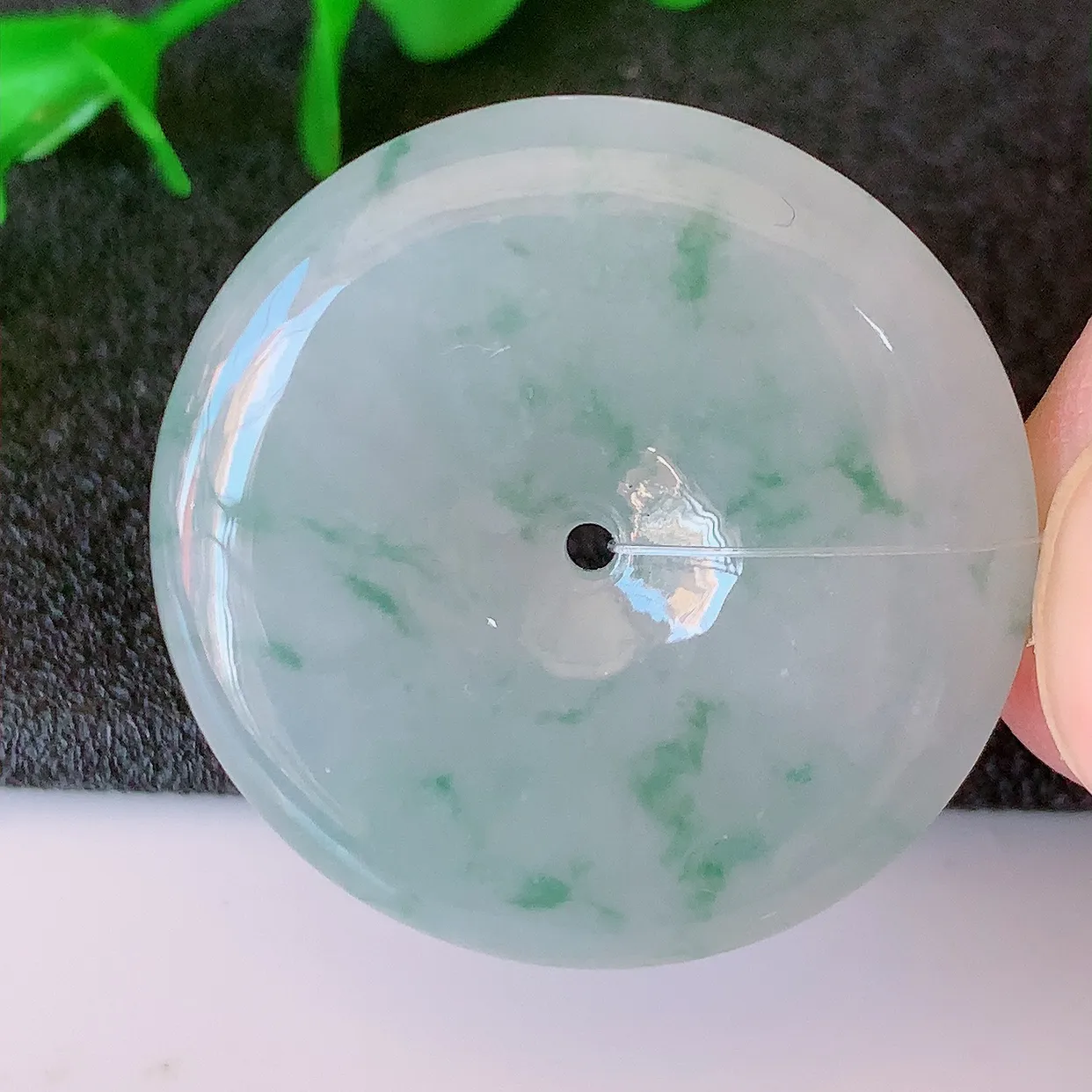 自然光实拍，冰飘花翡翠平安扣吊坠，翠色灵动，种老水足，寓意好，品相佳，佩戴佳品！#49.15