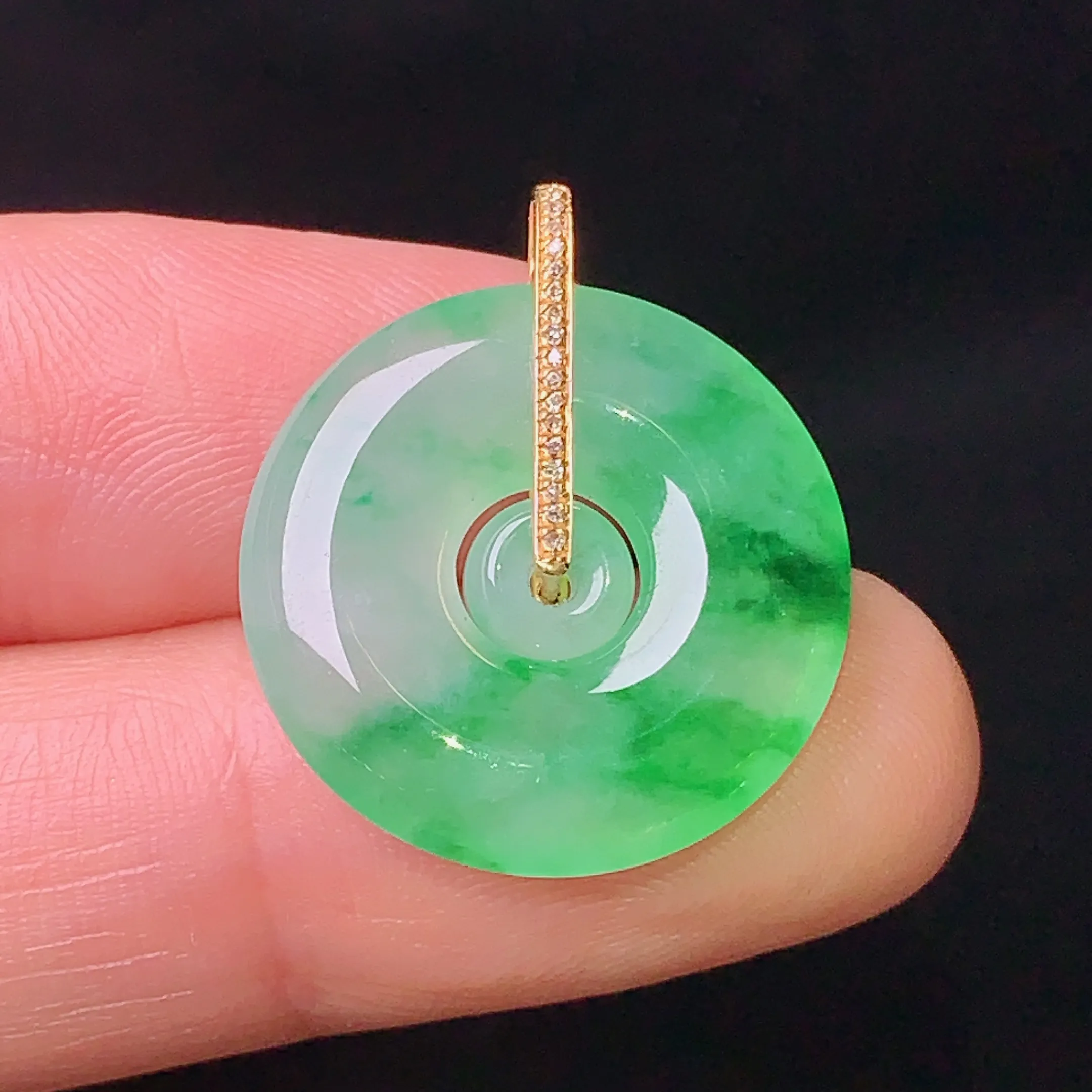 18k金钻镶嵌飘绿子母扣吊坠 玉质细腻 色泽清新艳丽 整体尺寸23*19.6*4