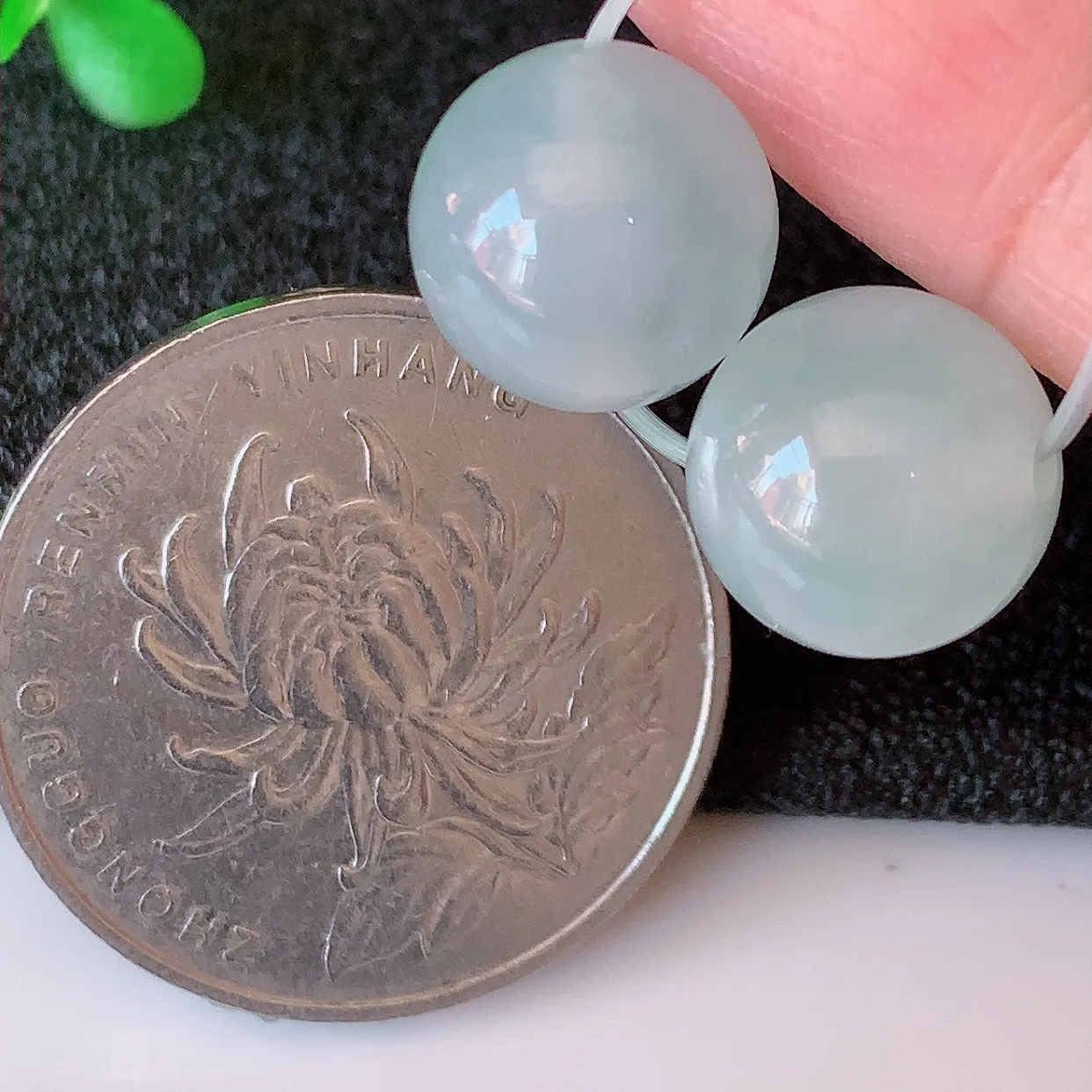 自然光实拍，冰种翡翠一对转运珠、路路通吊坠，寓意“时来运转，财源滚滚” 寓意佳，荧光灼灼，转运珠佩戴时尚优雅！#35.15尺寸10.6mm