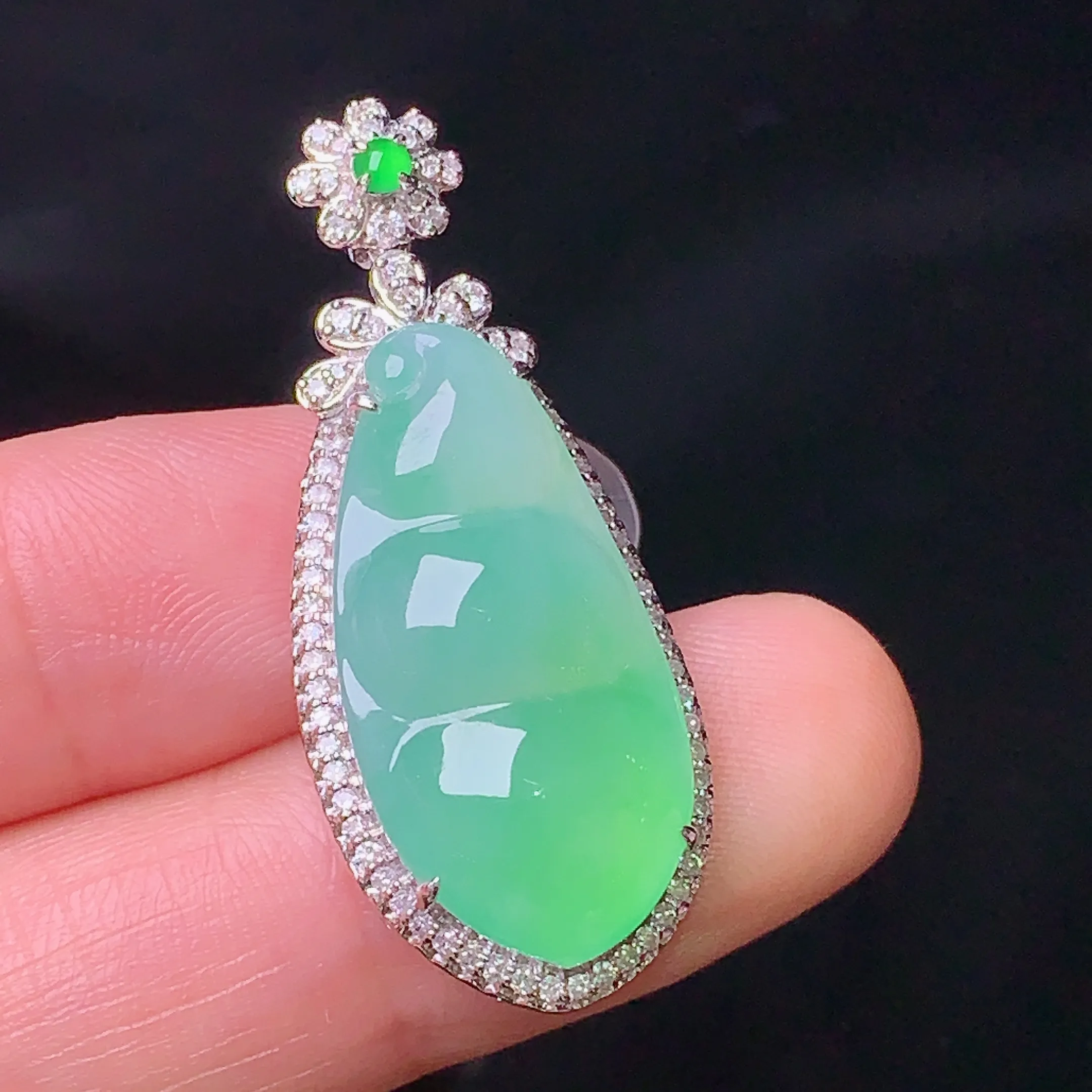 18k金钻镶嵌翠绿四季豆吊坠 玉质细腻 色泽清新艳丽 整体尺寸35.8*15*8.8