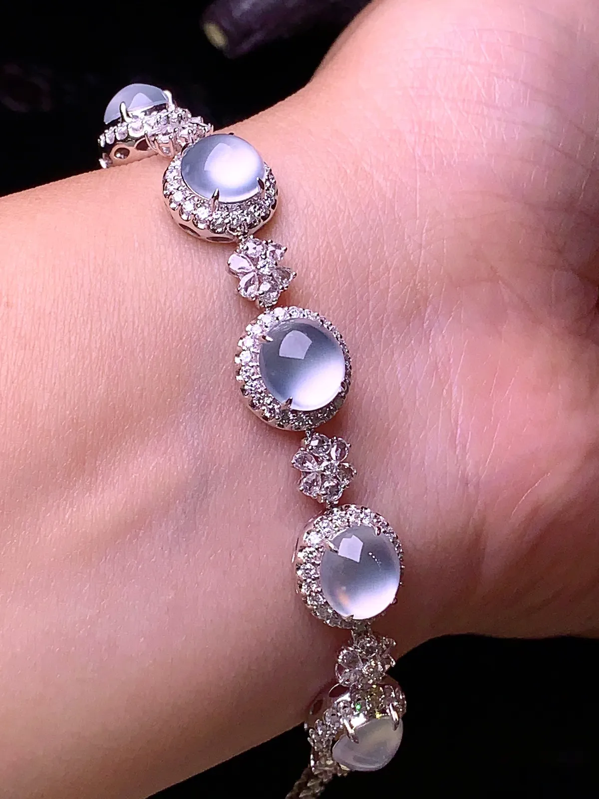 18k金钻镶嵌冰种蛋面手链 玉质细腻 色泽清新艳丽 整体尺寸96.6*11*8.2