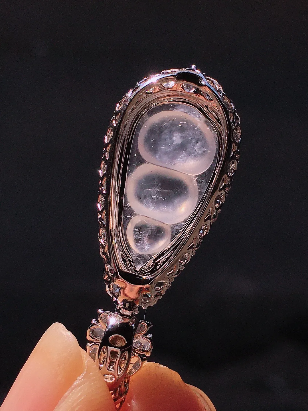 玻璃种福豆吊坠，玉质细腻，荧光感超
强，饱满圆润，尽显优雅气质，18k
金豪华镶嵌