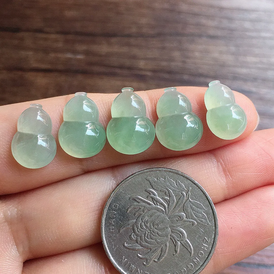 冰晴底葫芦一手，镶嵌佳品，冰润细腻，色阳，种水足 尺寸14.1*10.1*4.4