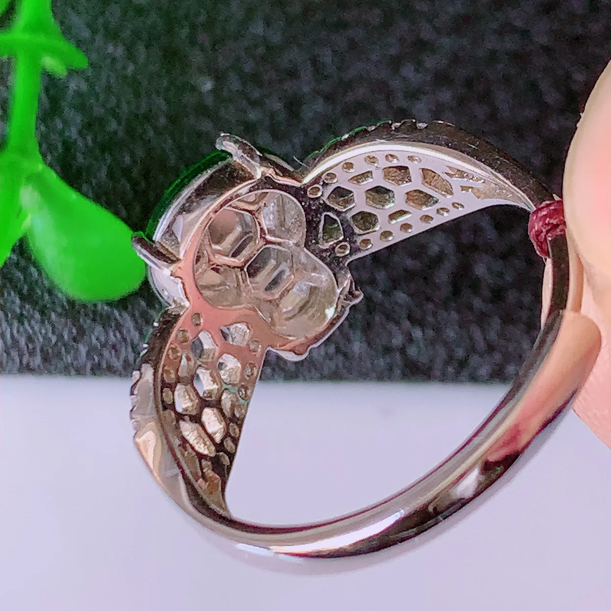 冰透满绿翡翠925银镶嵌戒指，自然光实拍，翠色灵动，颜色漂亮，种老水足，品相佳，佩戴佳品！#97.15（圈口可调大小）整体22*17*5裸石10-7.8