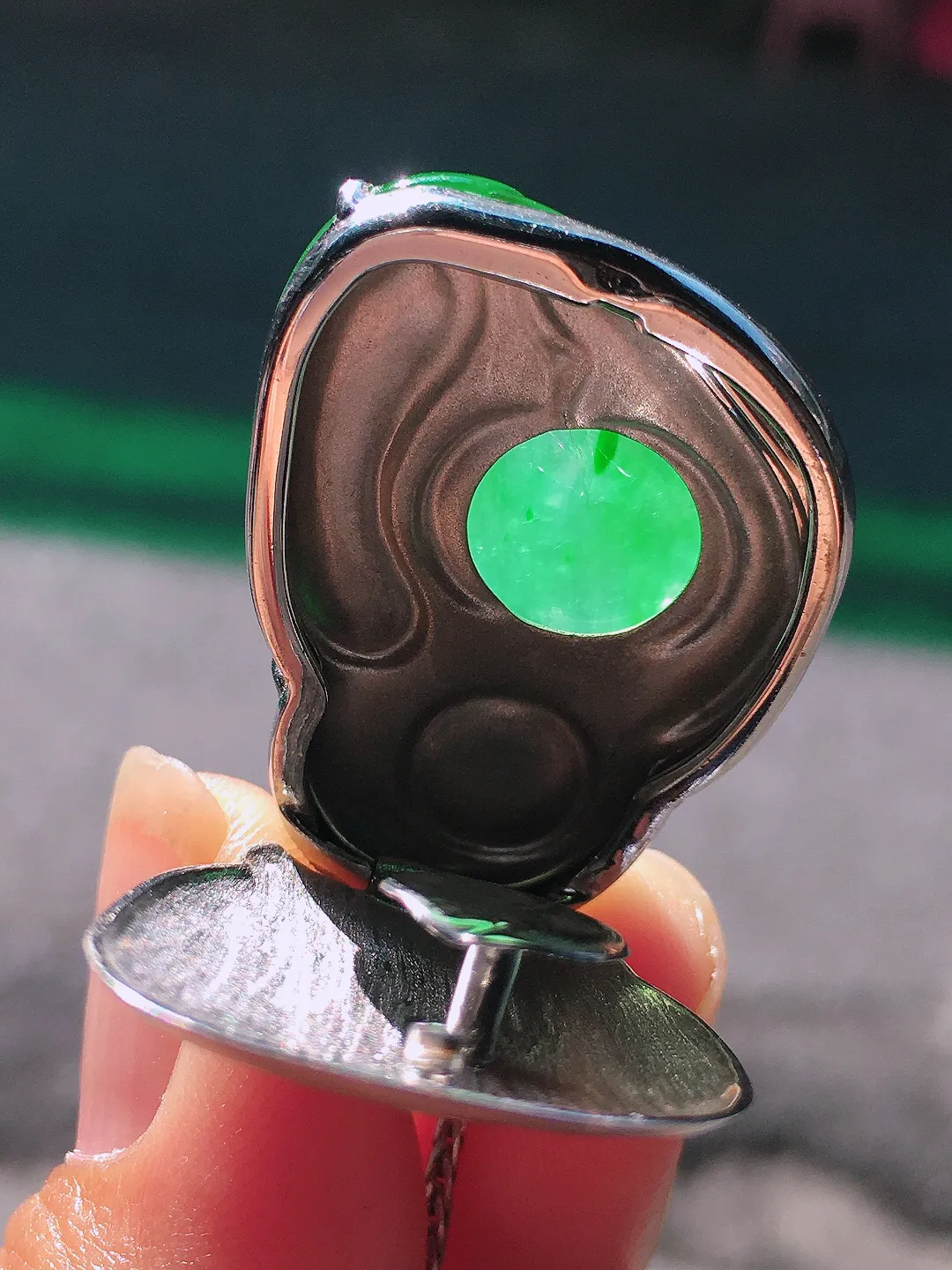 阳绿佛公吊坠，色泽艳丽，玉质细腻，荧光感超
强，饱满圆润，尽显优雅气质，18k
金豪华镶嵌