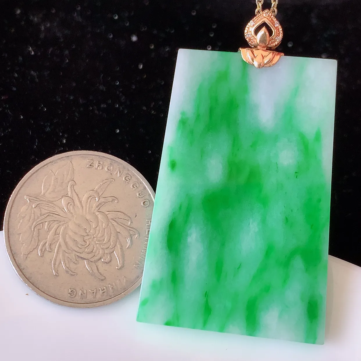 自然光实拍，18K金镶嵌水润飘绿辣绿翡翠平安无事牌吊坠，平平安安，无事牌翠色灵动，佩戴平安时尚！#83.15整体49*28*4.8裸石42*28
