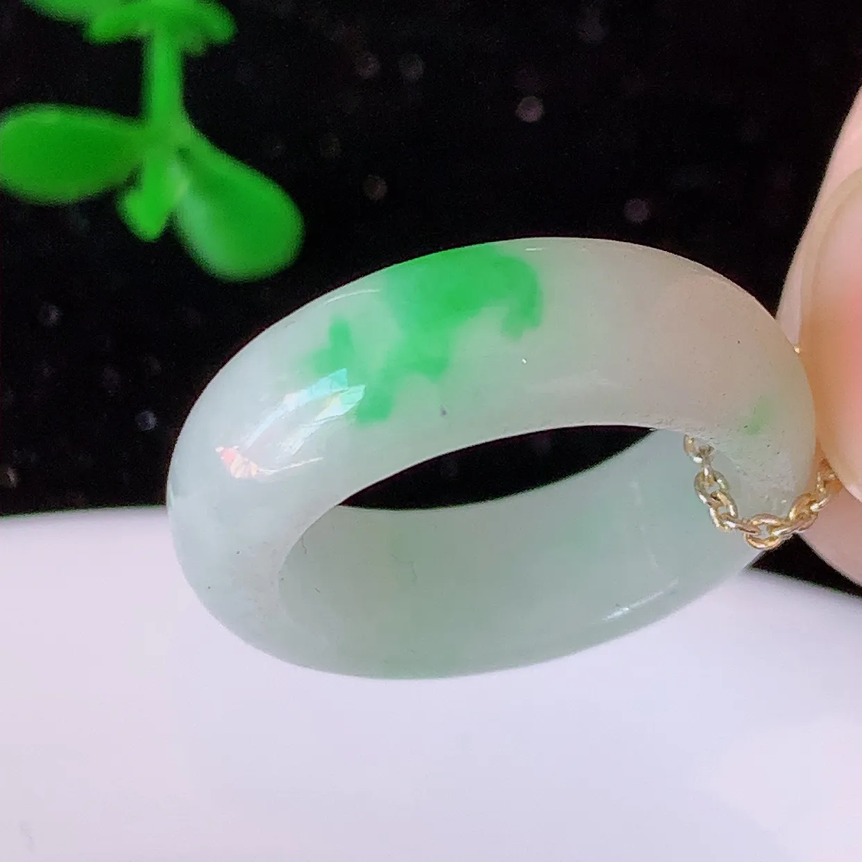 自然光实拍，16.2mm内径飘绿翡翠指环，玉戒指，玉质莹润，好精美好冰润的指环，12圈口，上手纤巧！