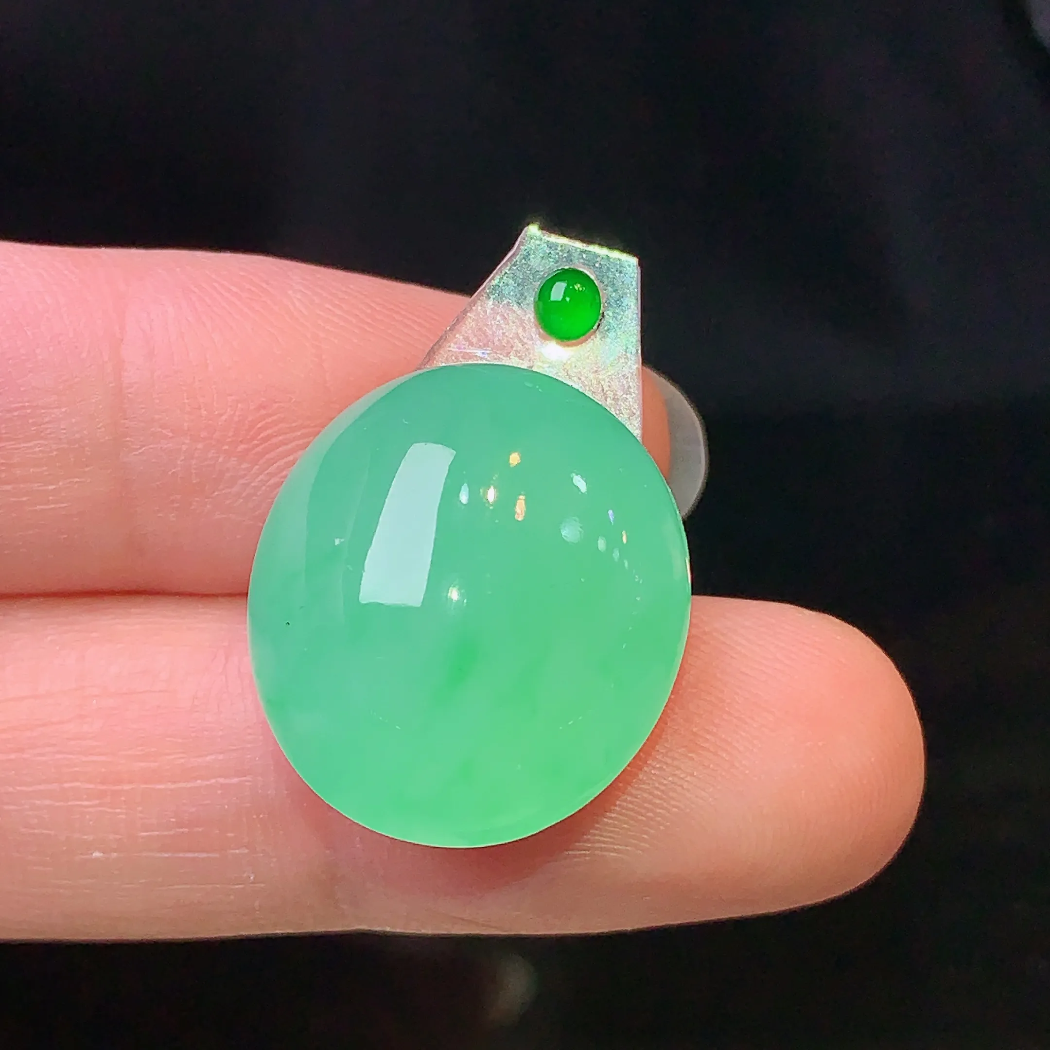 镶嵌款 翠绿蛋面吊坠 玉质细腻 色泽清新艳丽 整体尺寸19.3*17*8