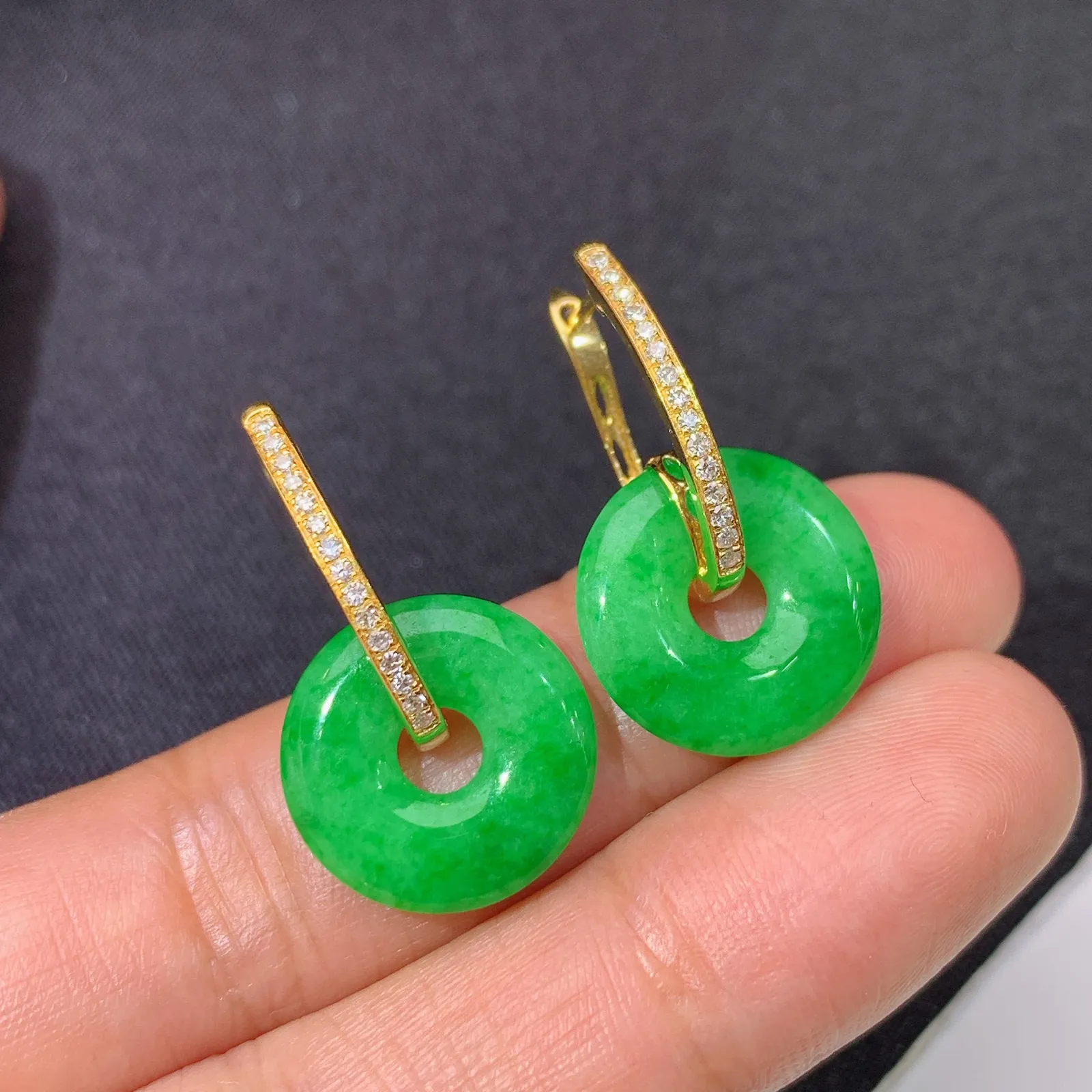 阳绿甜甜圈耳坠，18k金镶嵌，简约时尚，冰润色阳，种水足， 尺寸14.6*2.7