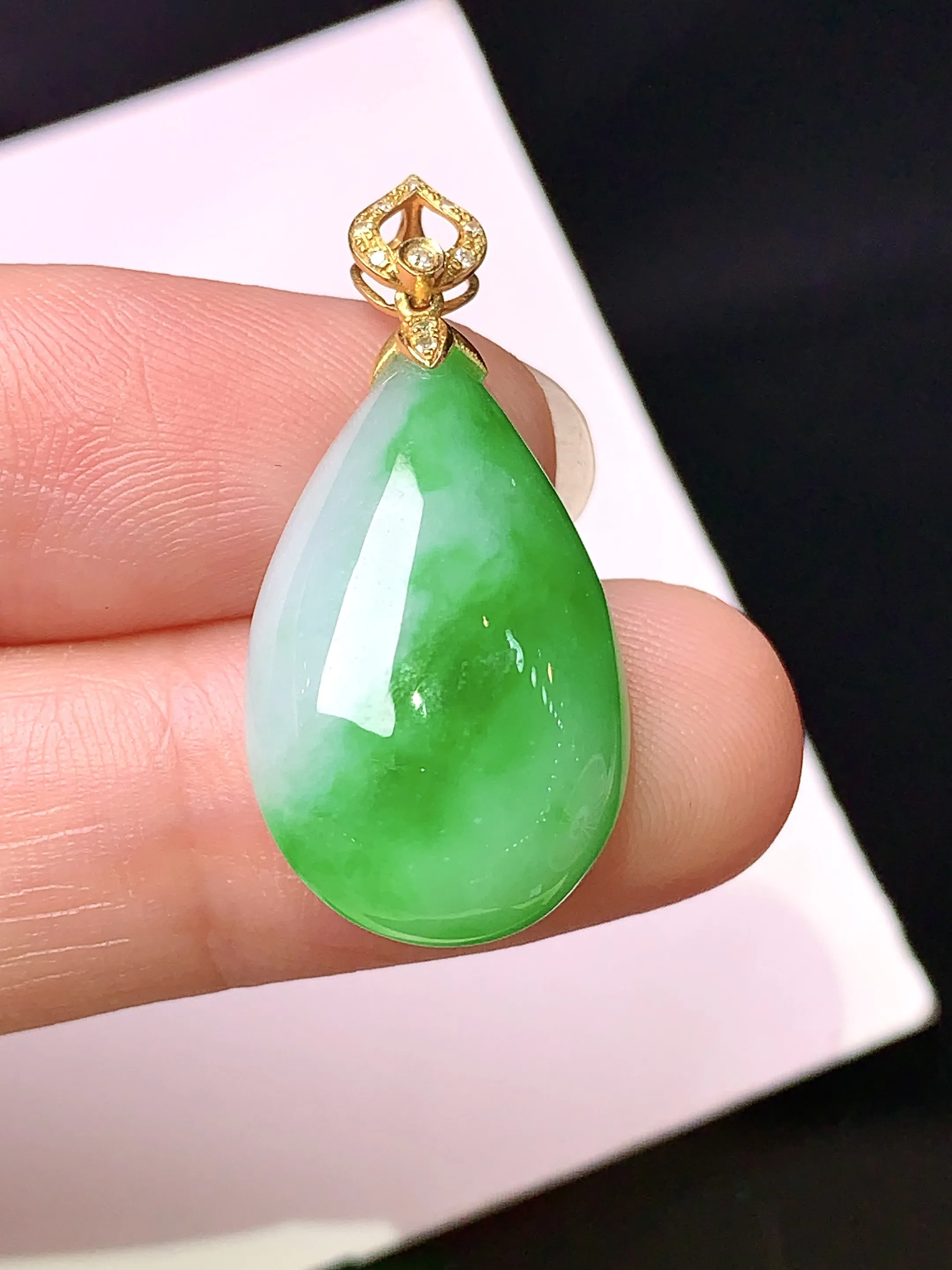 18k金钻镶嵌飘绿水滴吊坠 玉质细腻 色泽清新艳丽 整体尺寸30*14.2*8