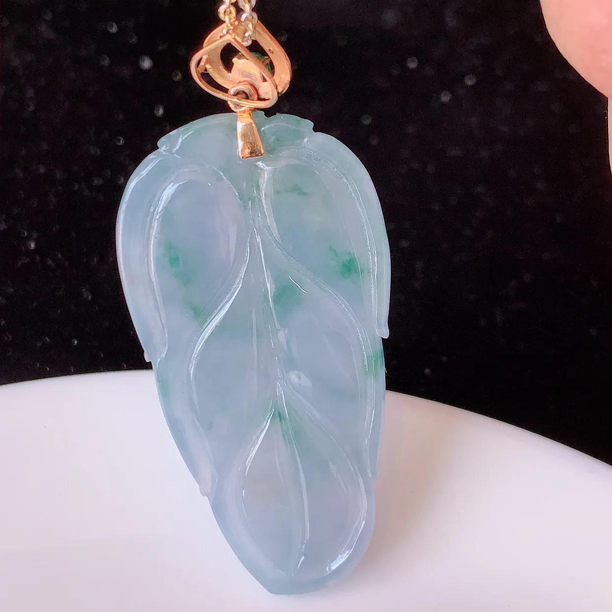 自然光实拍，18K金镶嵌冰种紫罗兰飘花翡翠叶子吊坠，寓意“大业有成，一夜成名，金枝玉叶”水润叶子，翡翠叶子，清秀高雅，性价比超值！#83.15整体50.5-裸石42.8*22-4.8