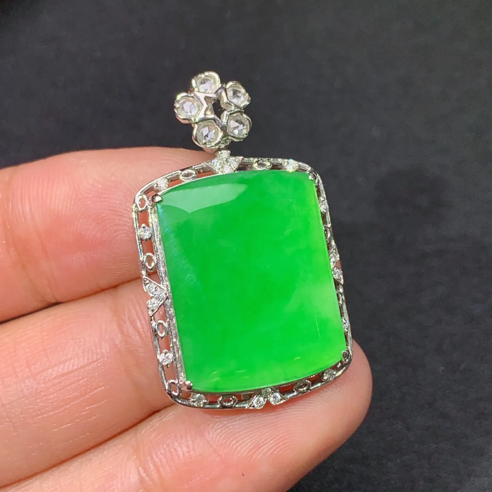 阳绿无事牌吊坠，18k金镶嵌，冰润色阳，种老水足 尺寸31.9*19*6.5