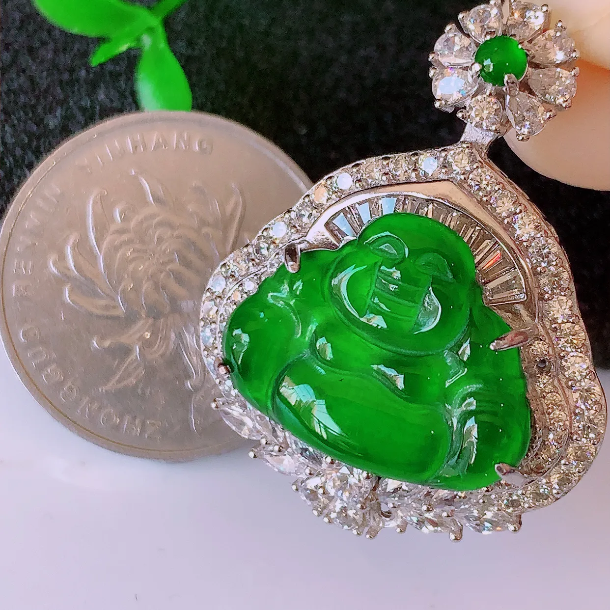 冰透满绿翡翠925银镶嵌佛公吊坠，自然光实拍，翠色灵动，颜色漂亮，种老水足，品相佳，佩戴佳品！#97.15整体34.2*26.5*12.5裸石20*15