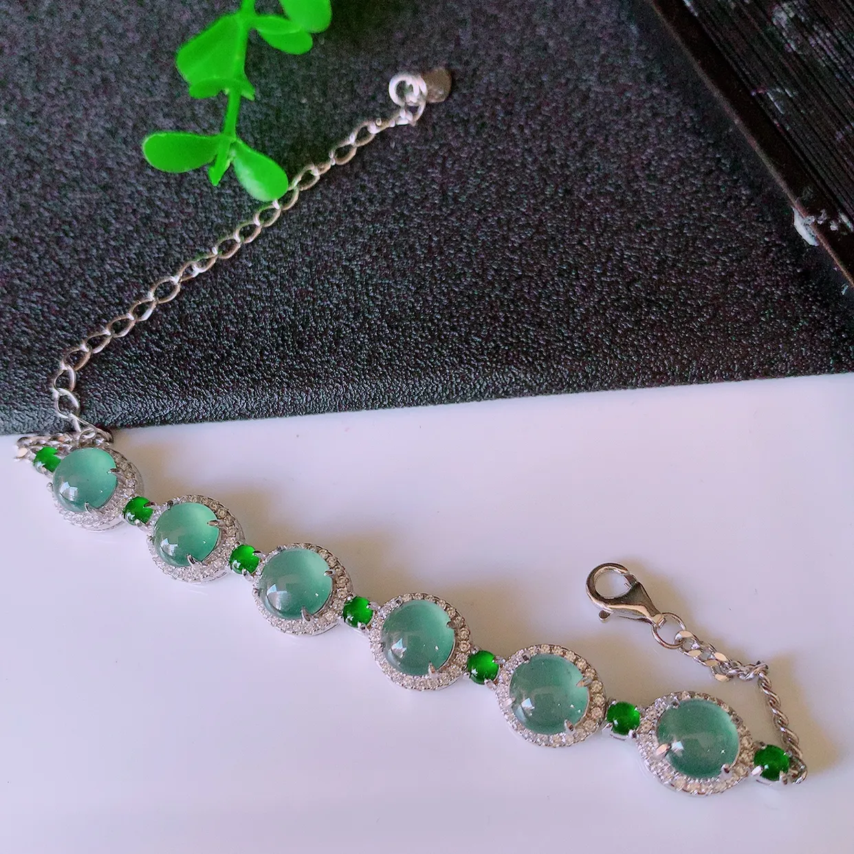 冰透满绿翡翠925银镶嵌手链，自然光实拍，翠色灵动，颜色漂亮，种老水足，品相佳，佩戴佳品！#97.15取一整体16.5*8.5*6.5裸石6.5*6