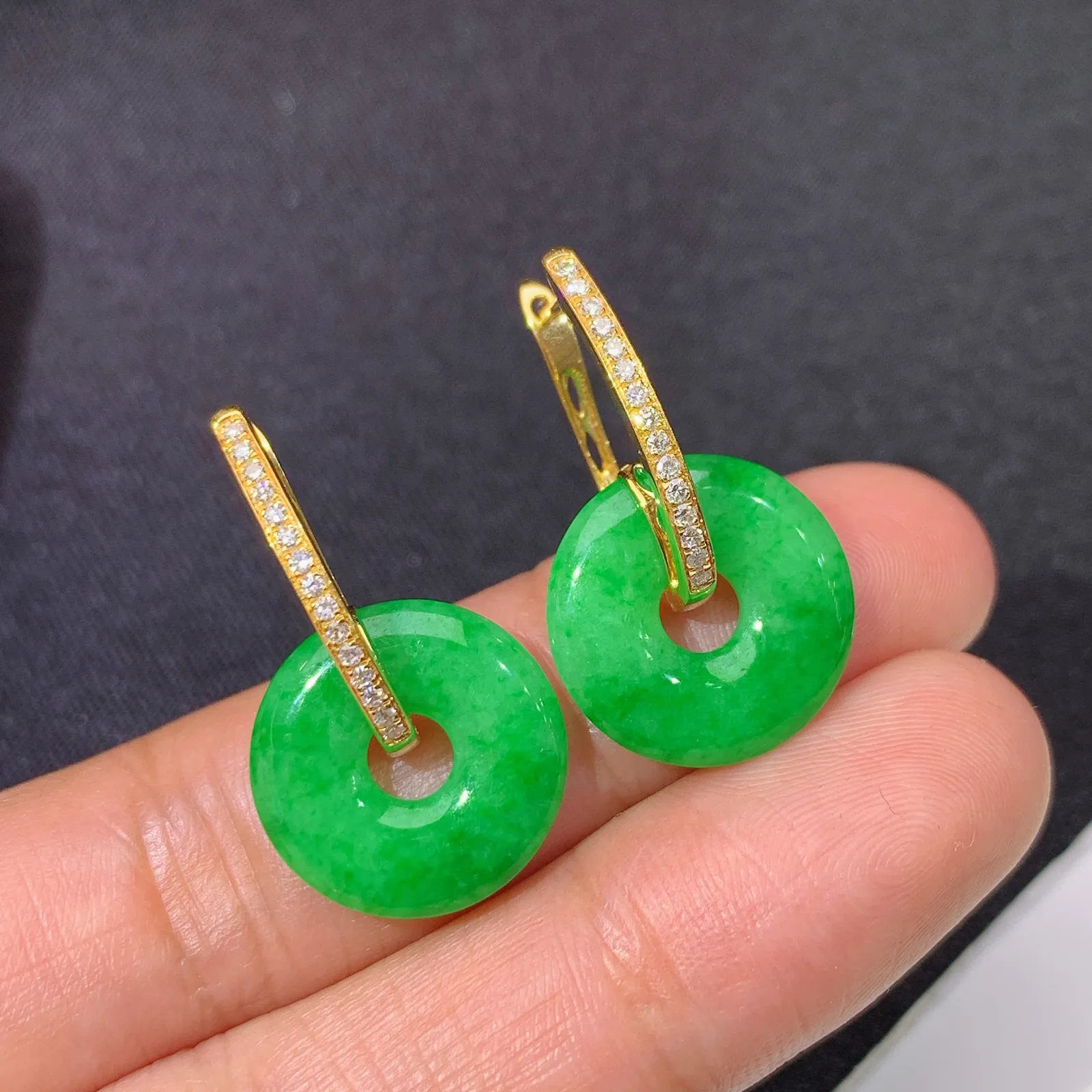 阳绿甜甜圈耳坠，18k金镶嵌，简约时尚，冰润色阳，种水足， 尺寸14.6*2.7
