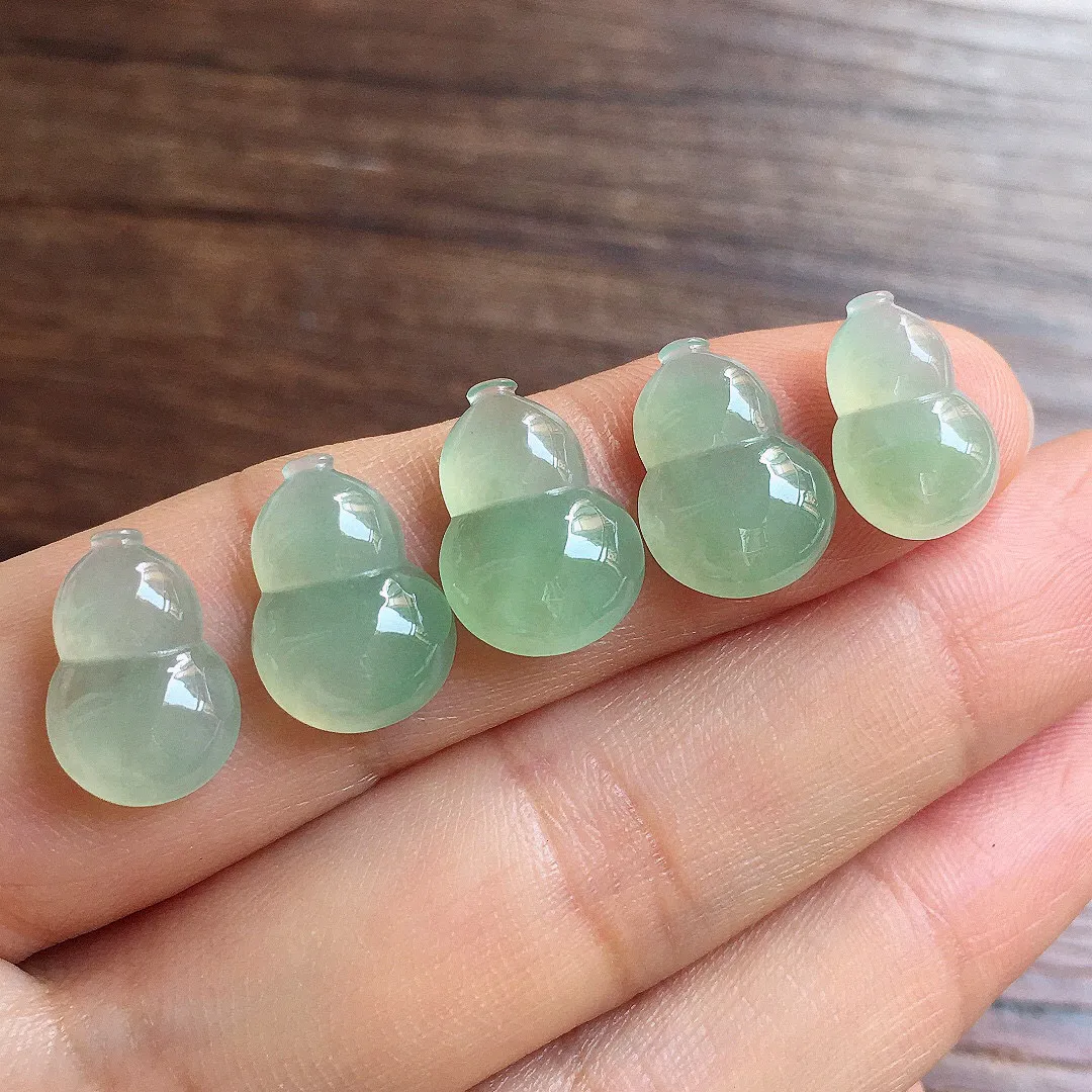 冰晴底葫芦一手，镶嵌佳品，冰润细腻，色阳，种水足 尺寸14.1*10.1*4.4