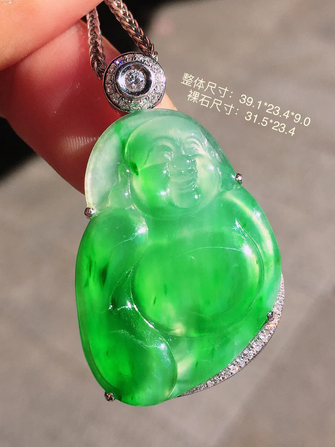 阳绿佛公吊坠，色泽艳丽，玉质细腻，荧光感超
强，饱满圆润，尽显优雅气质，18k
金豪华镶嵌