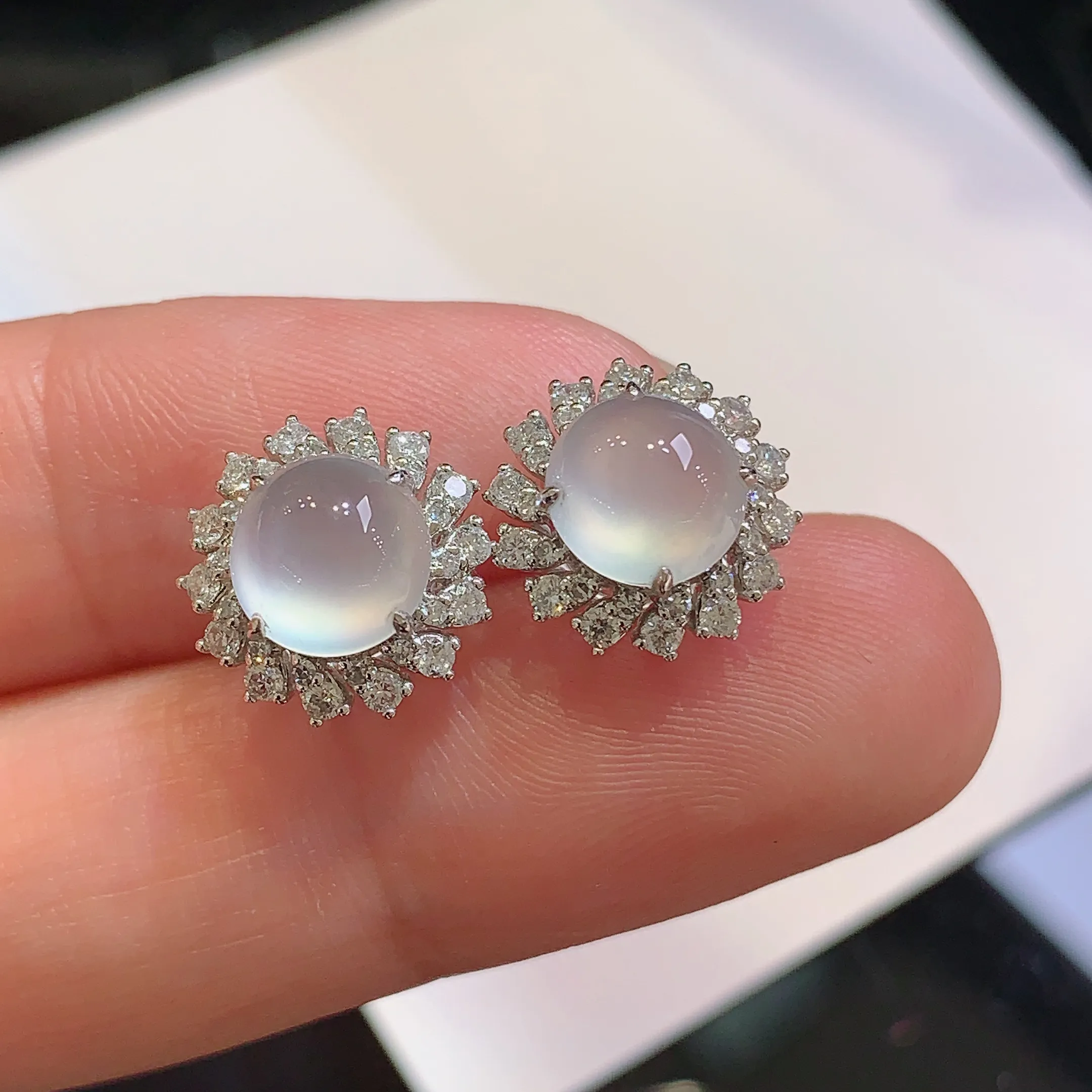 18k金钻镶嵌冰种蛋面耳钉 玉质细腻 色泽清新艳丽 整体尺寸11.2*7.5