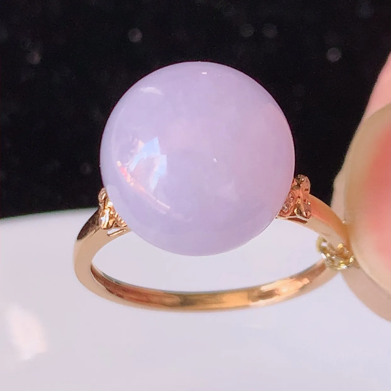 自然光实拍 18K金精工镶嵌紫罗兰翡翠圆珠戒指，玉质细腻，翡翠色泽均匀，艳丽饱满，款式高贵大气，上手亮眼，#83.15戒指整体30-17-12.8裸石11.8