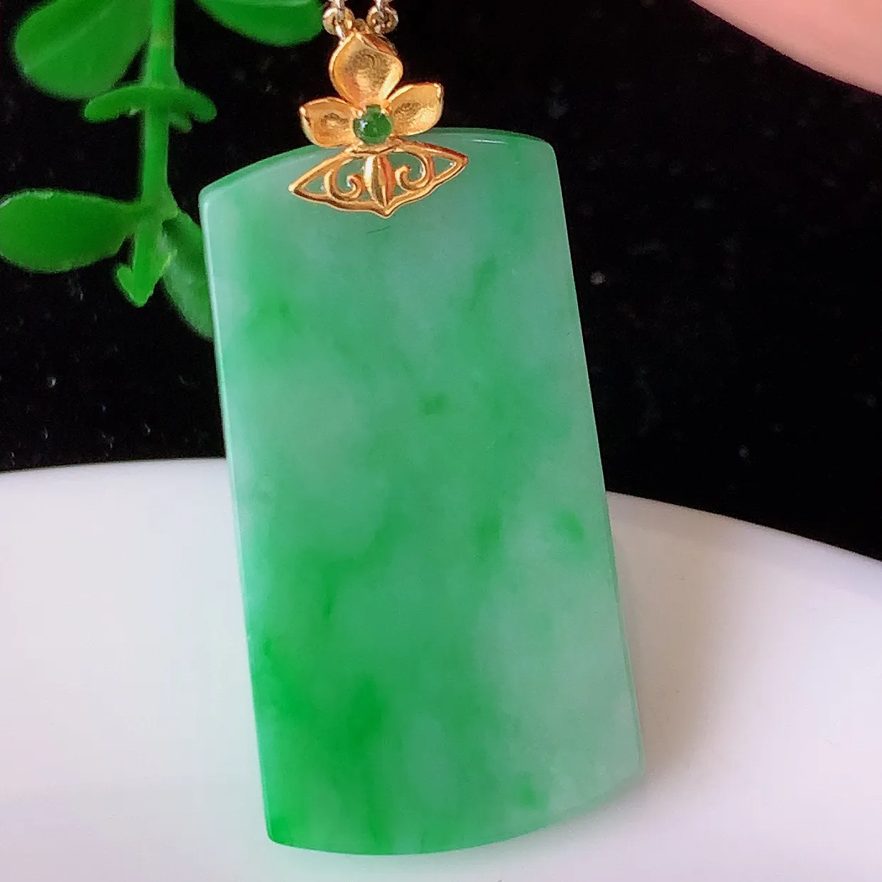 18K金镶嵌冰润飘绿翡翠平安无事牌吊坠，翡翠无事牌，平平安安，无事牌翠色灵动，佩戴平安时尚！#1.15整体37*17*4.5裸石32*17