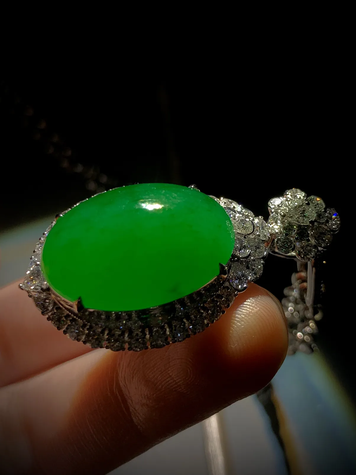 饱满辣绿翡翠蛋面吊坠，
裸石23.2-16.2-8.2mm，
整体40.5-22.5-15mm，16