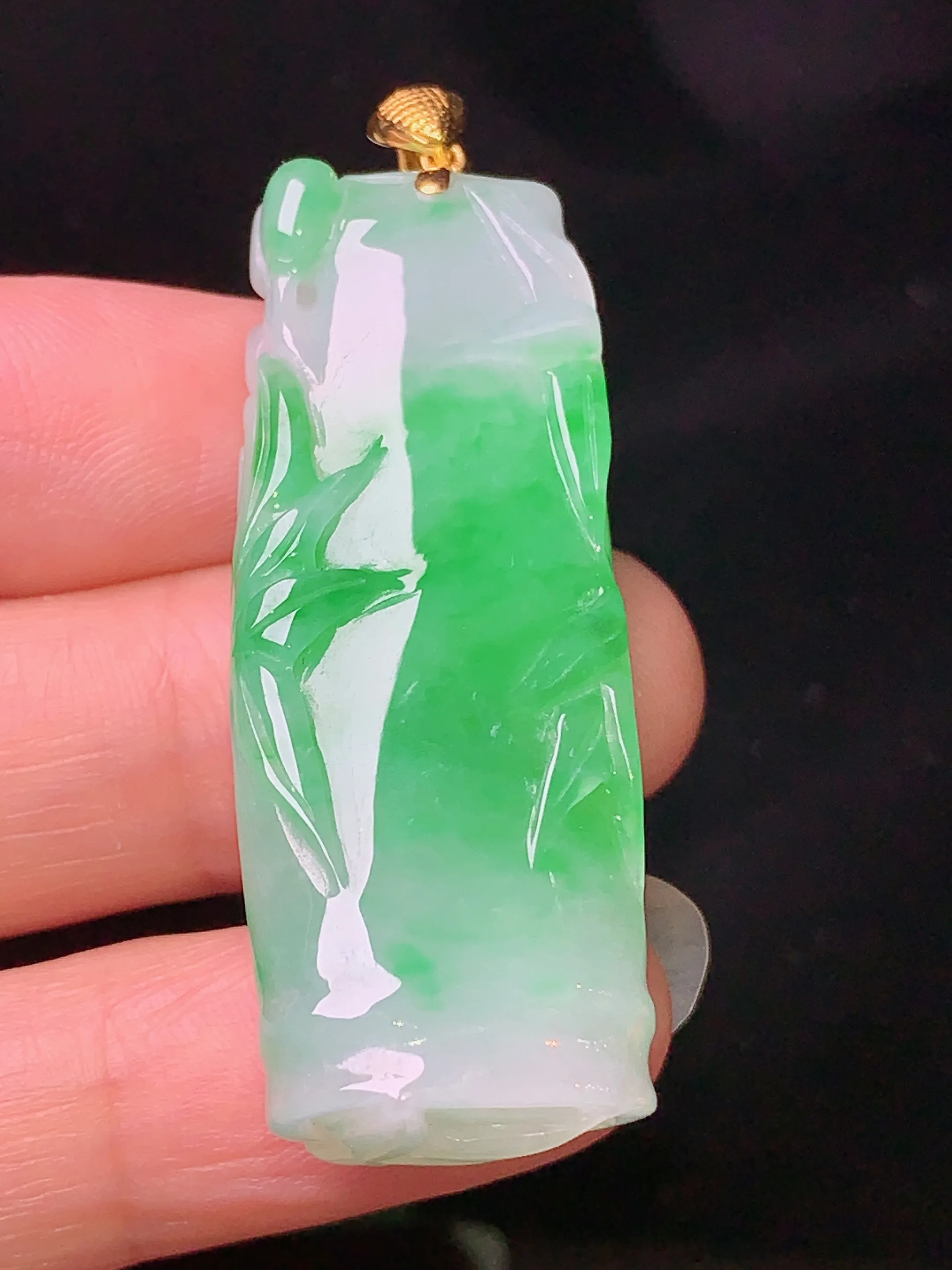 18k金镶嵌飘绿竹吊坠 玉质细腻 色泽清新艳丽 整体尺寸49.8*16.8*9.3