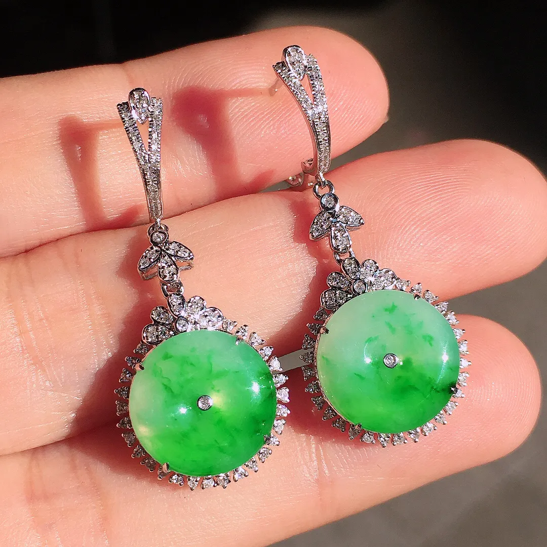 飘绿平安扣耳坠，色泽艳丽，玉质细腻，荧光感超
强，饱满圆润，尽显优雅气质，18k
金豪华镶嵌