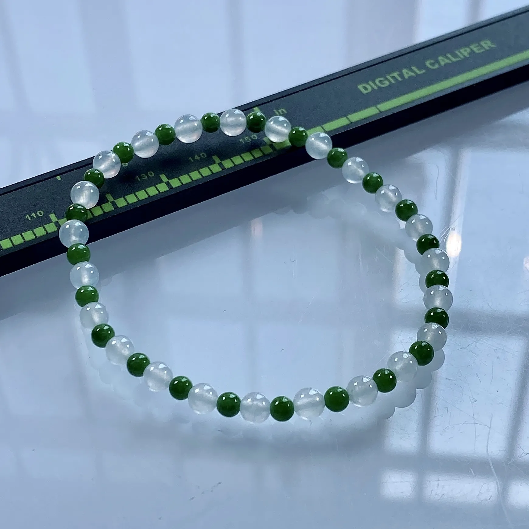 缅甸天然翡翠A货，卡4.6冰种起胶双彩小圆珠手串手链，尺寸：白珠4.6mm/23颗，绿珠3.6mm/