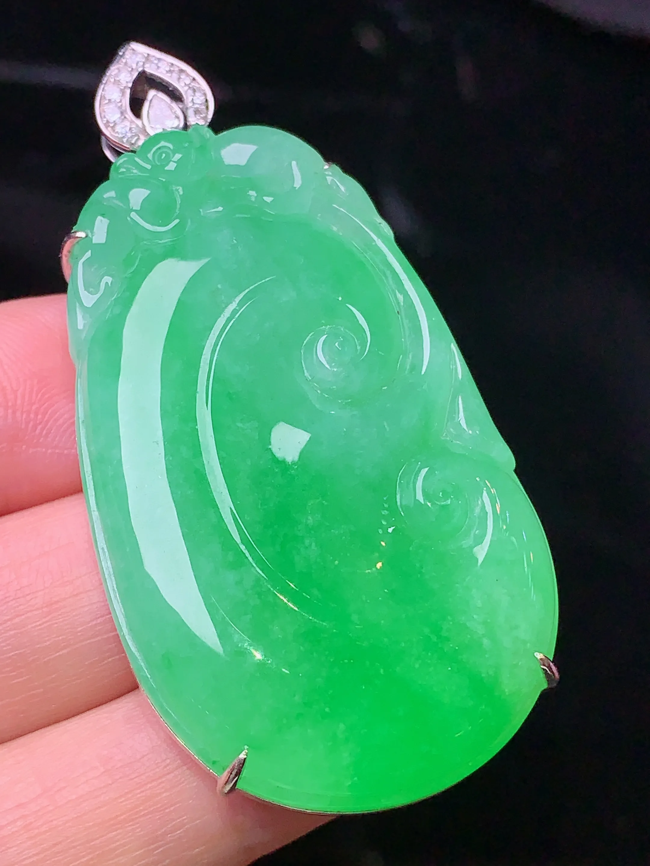 18k金钻镶嵌翠绿如意吊坠 玉质细腻 色泽清新艳丽 整体尺寸55.8*27.5*8.8