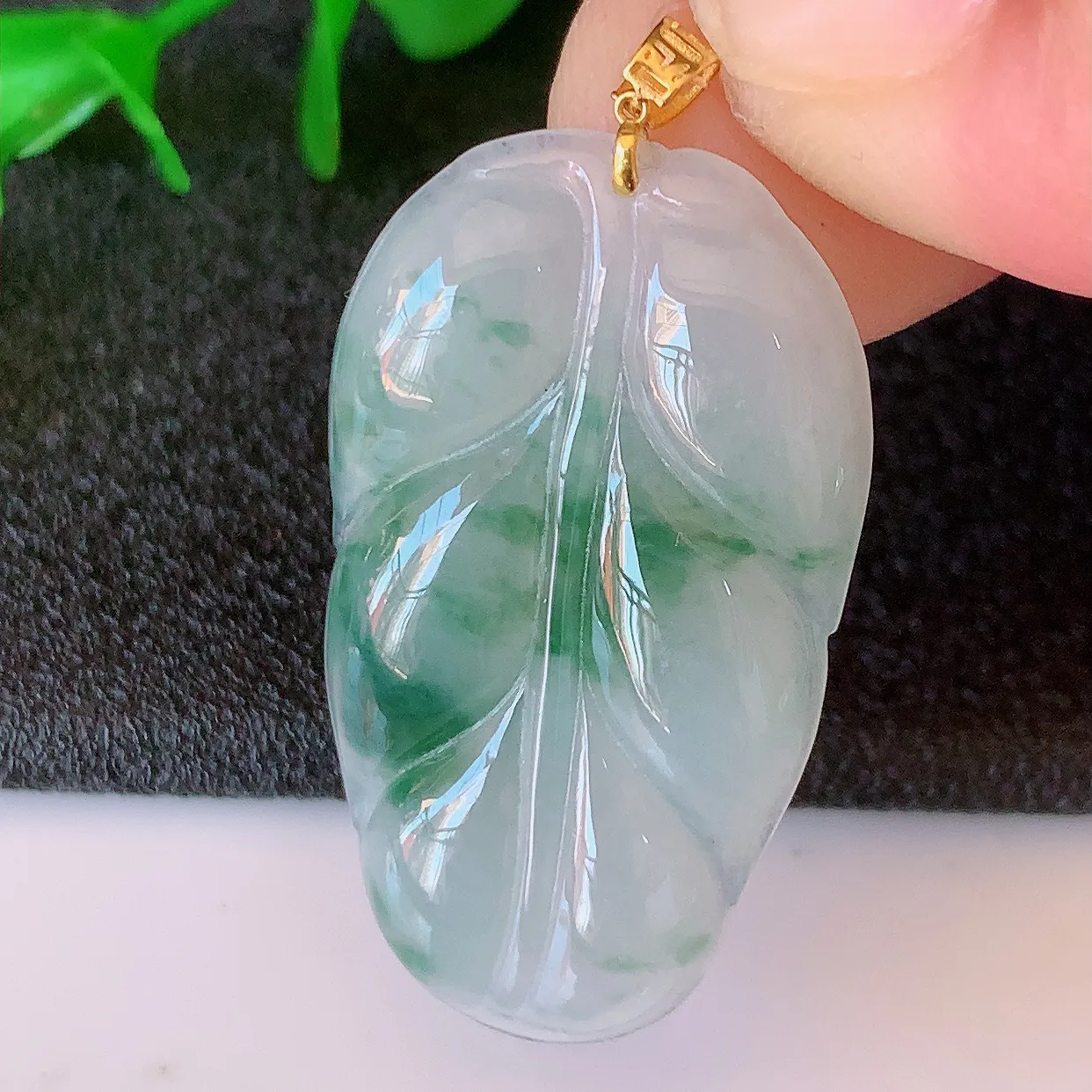 18K金镶嵌冰种飘花翡翠叶子吊坠 ，种水足，色泽清新，工艺精湛，叶子寓意美好；金枝玉叶，事业有成。#49.15