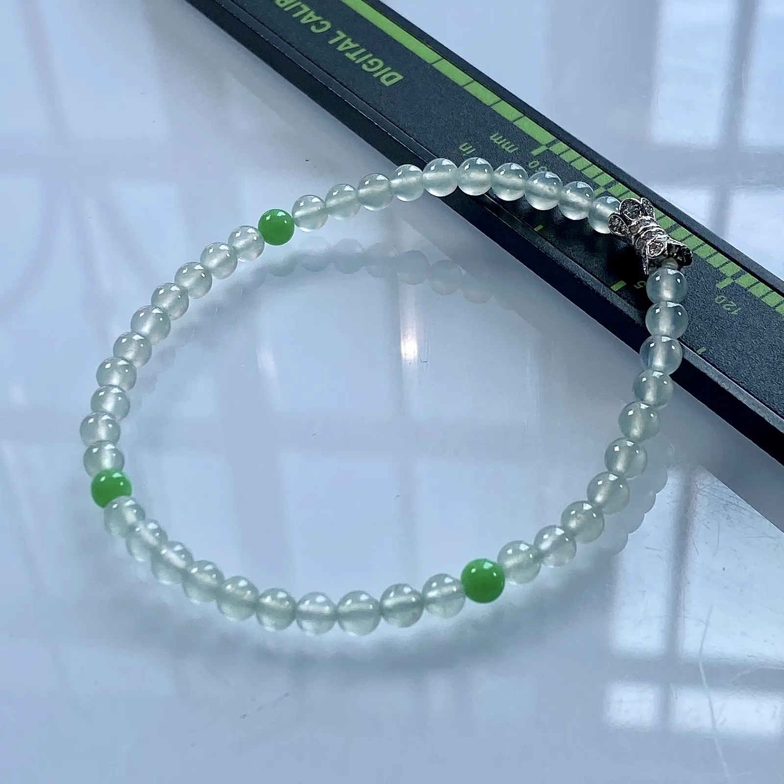 缅甸天然翡翠A货，卡4.2高冰种起光起胶双彩小圆珠手串手链，尺寸：4.2mm/43颗，重量：6.12g