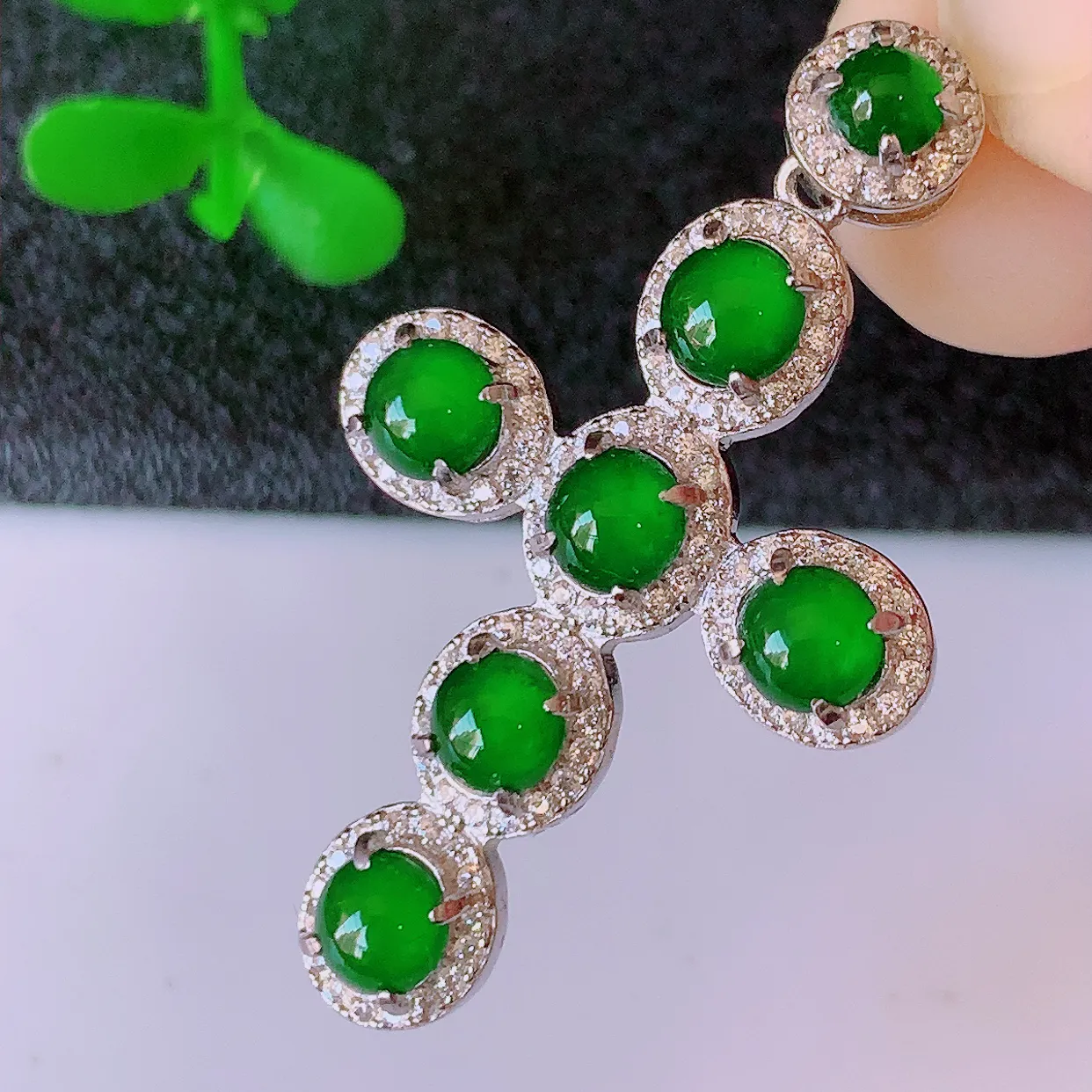 冰透满绿翡翠925银镶嵌十字架吊坠，自然光实拍，翠色灵动，颜色漂亮，种老水足，品相佳，佩戴佳品！#97.15整体36*21.5-5.5裸裸4*4