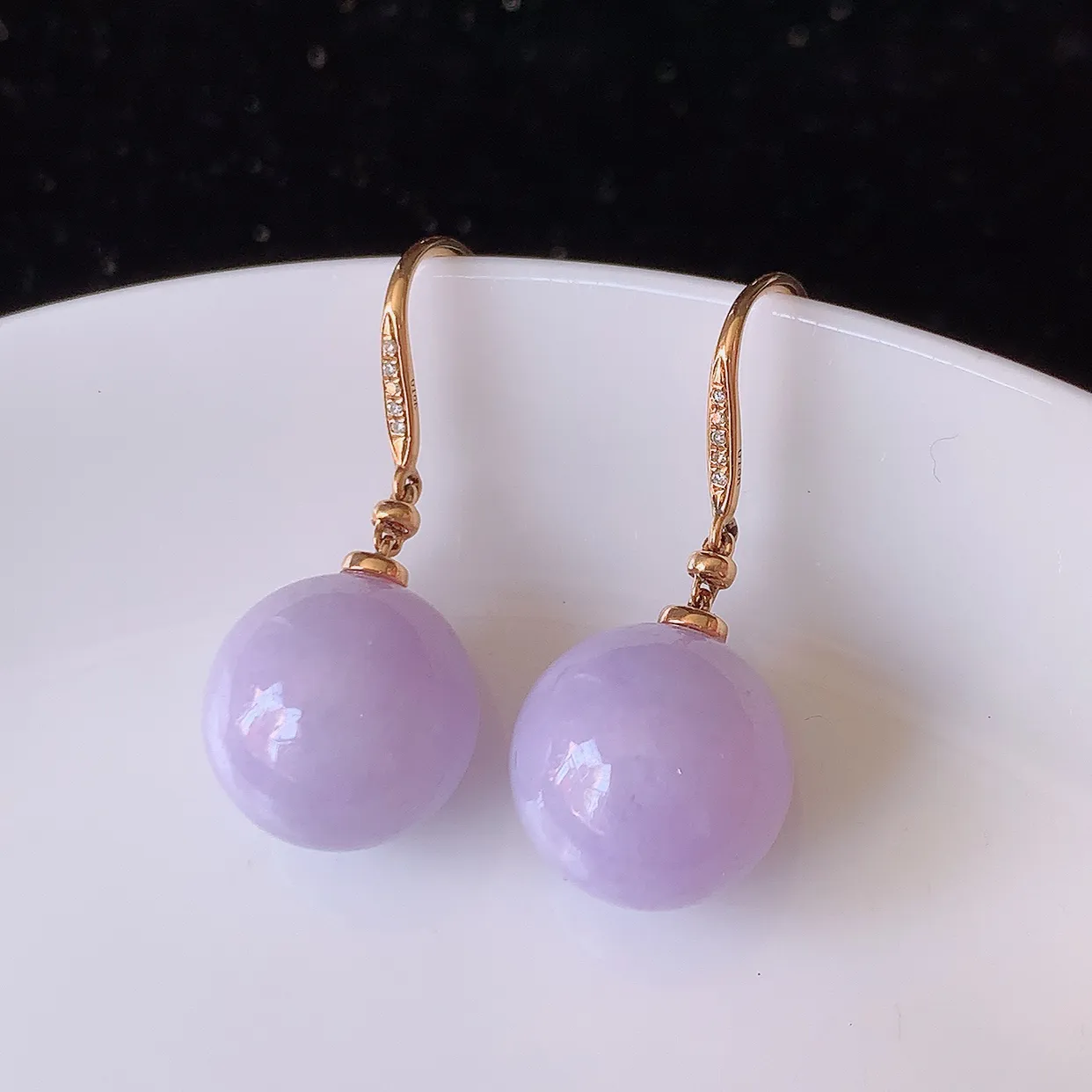 自然光实拍 18k金镶嵌紫罗兰翡翠圆珠耳坠，沁人心脾，豪华镶嵌而成，耳坠佩戴效果大气出众，尽显气质。种水好，胶感足，颜相当漂亮，高性价比，值得入手品鉴！#83.15耳坠整体长29.5裸石12.5